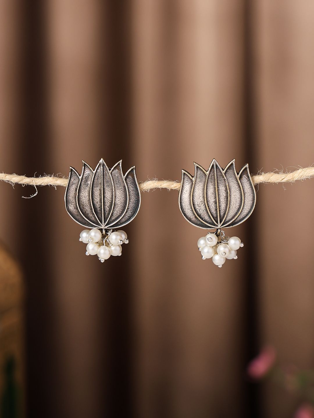 VENI Contemporary Studs Earrings-picture-31