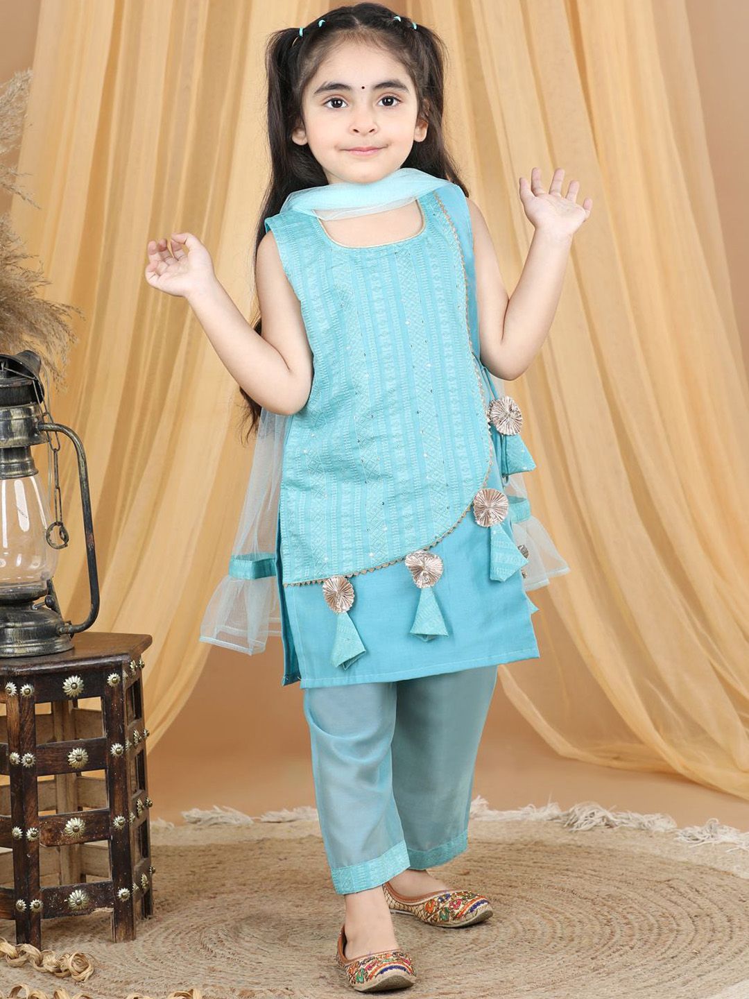 Here&Now X Kinder Kids Girls Floral Embroidered Regular Pure Cotton Kurta with Trousers-picture-24