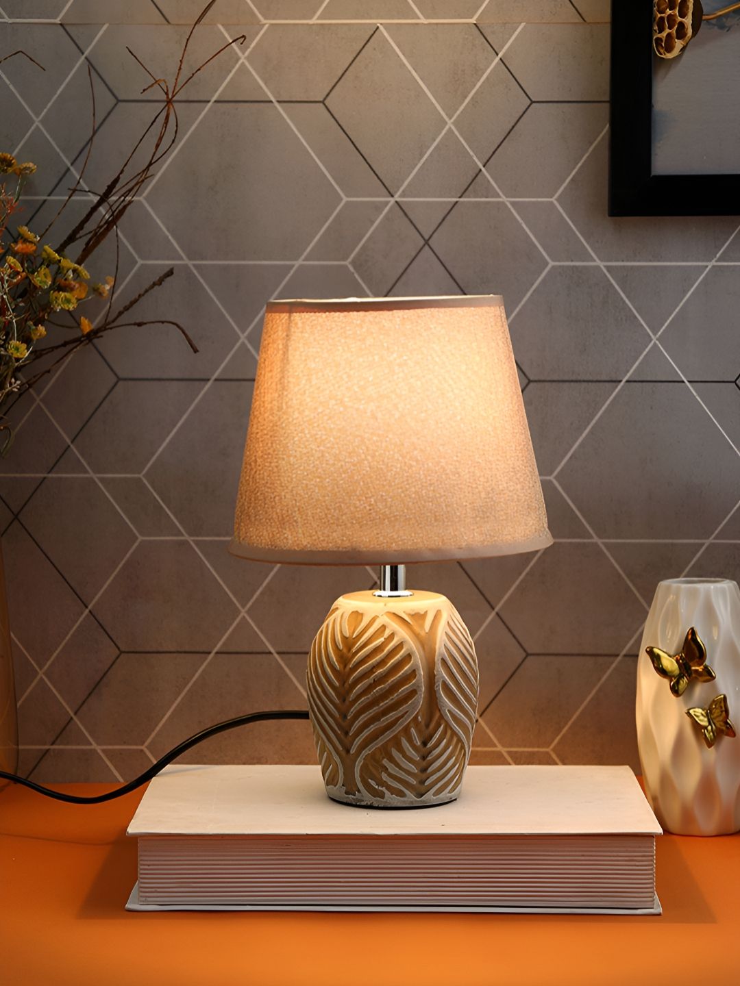 TAYHAA Cream-Coloured Textured Ceramic Contemporary Frusturical Shaped Table Lamp-picture-19