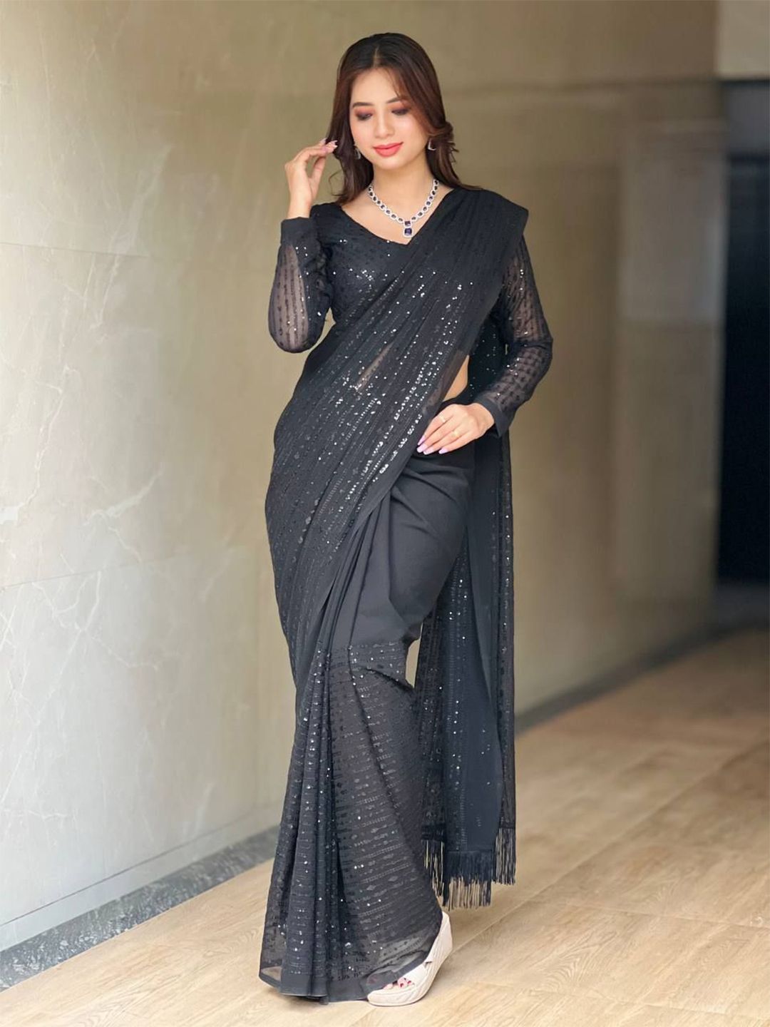 HERE&NOW Embellished Sequinned Saree With Blouse Piece-image-23