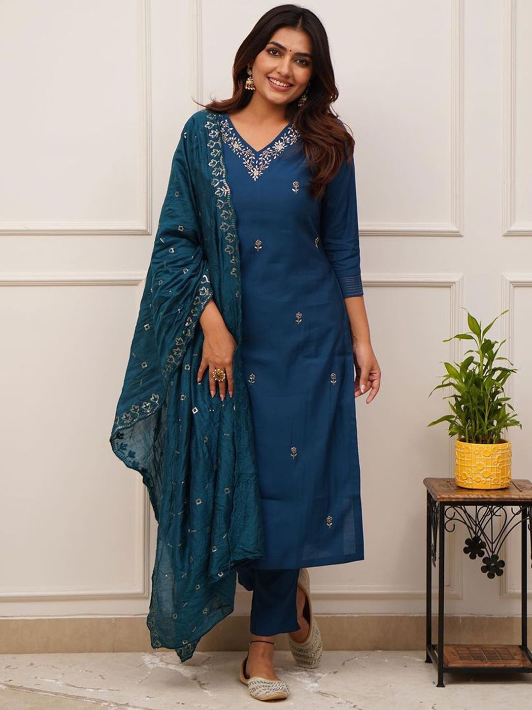 PARNAVI Women Embroidered V-Neck Kurta & Trousers Kurta Sets With Dupatta