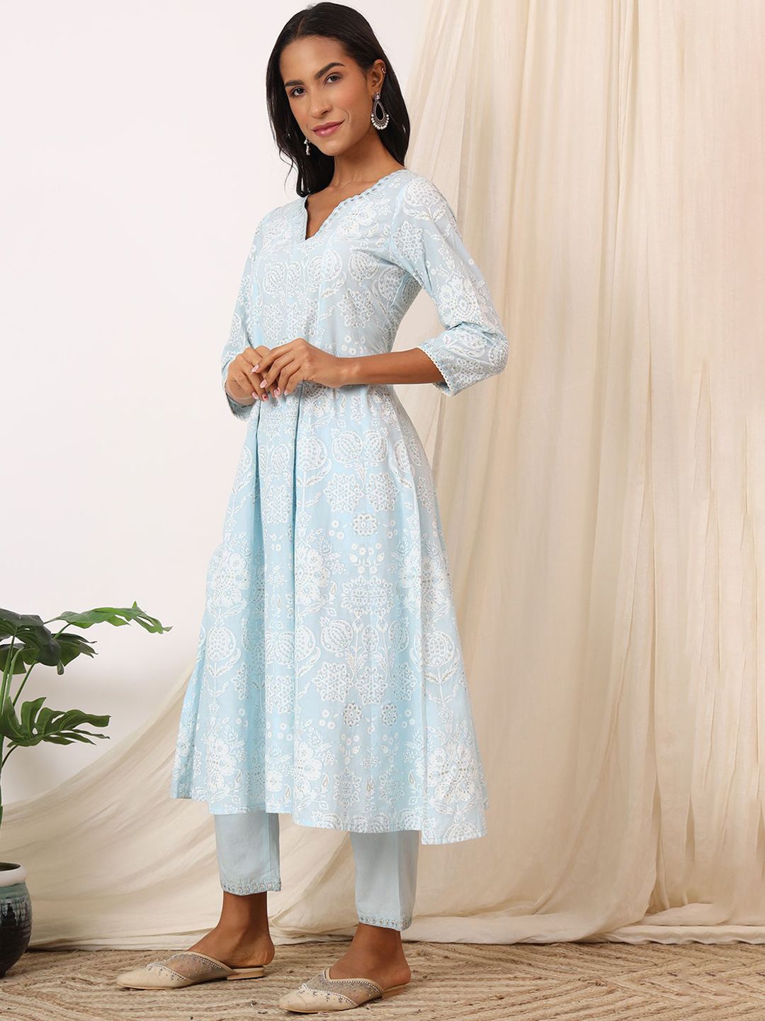 Women Regular Thread Work Velvet Kurta with Trousers & With Dupatta