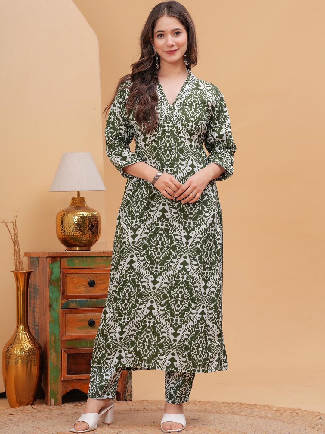 Fashion4word Women Ethnic Motifs Embroidered Regular Thread Work Pure Cotton Kurta with Trousers-picture-23