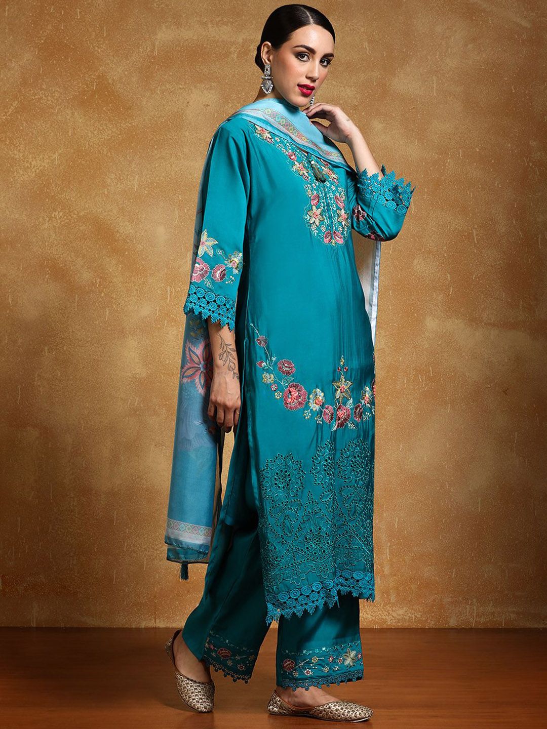 Floral Embroidered Regular Thread Work Kurta with Trousers & Dupatta