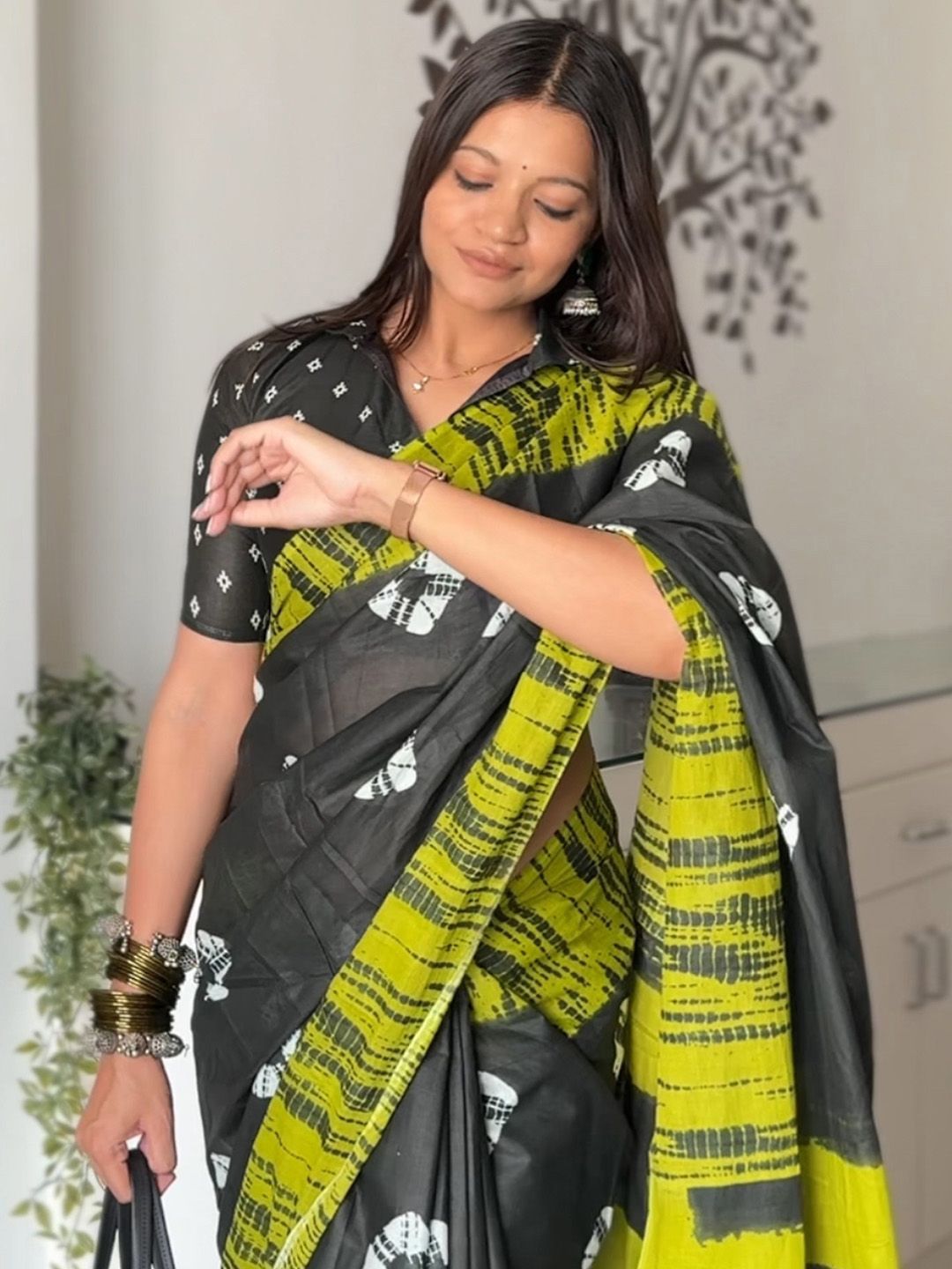 Mitera Women Tie and Dye Designer Block Print Saree-picture-12