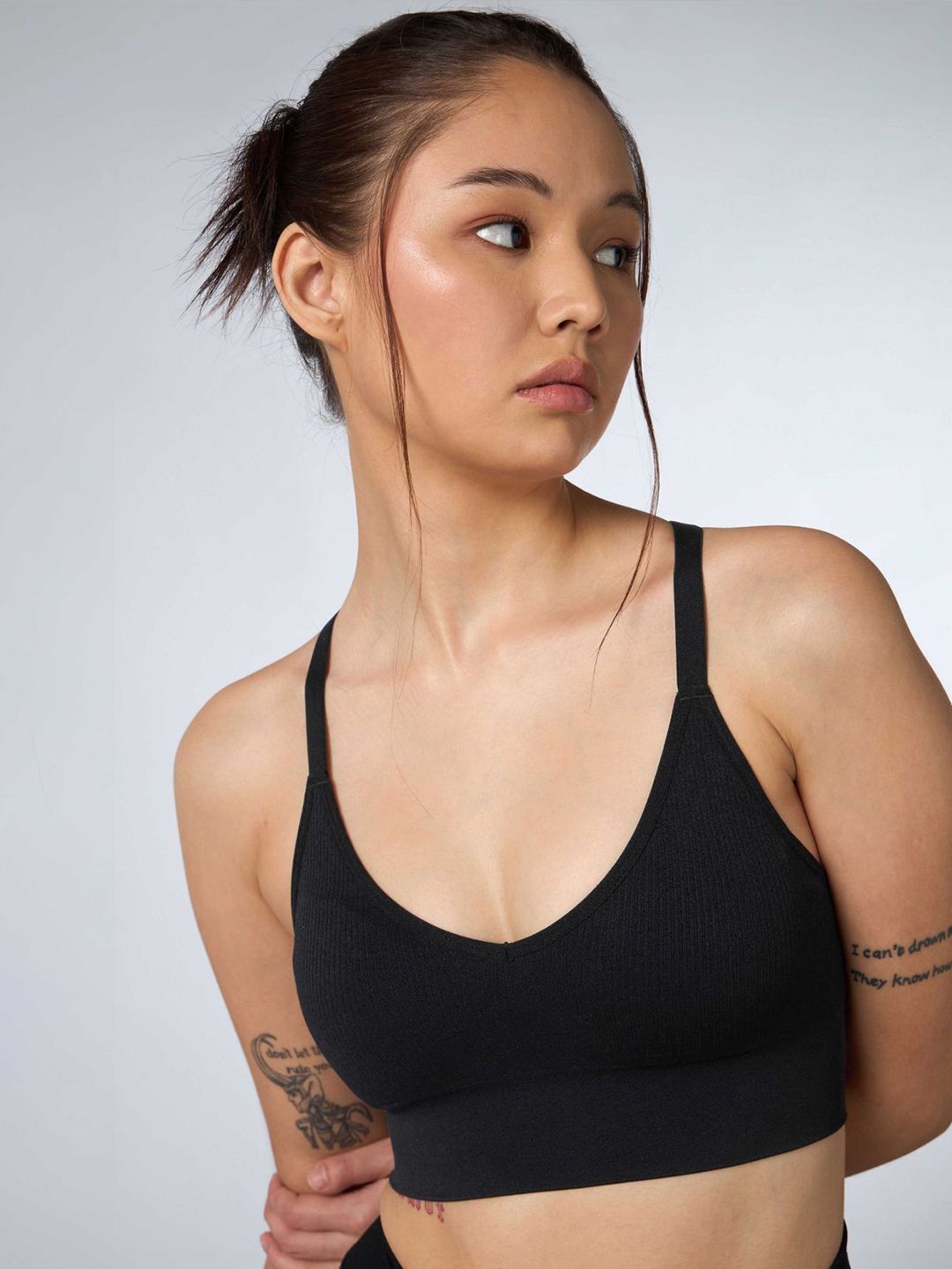 CULT Women Black Cross Fit Seamless Medium Support Bra