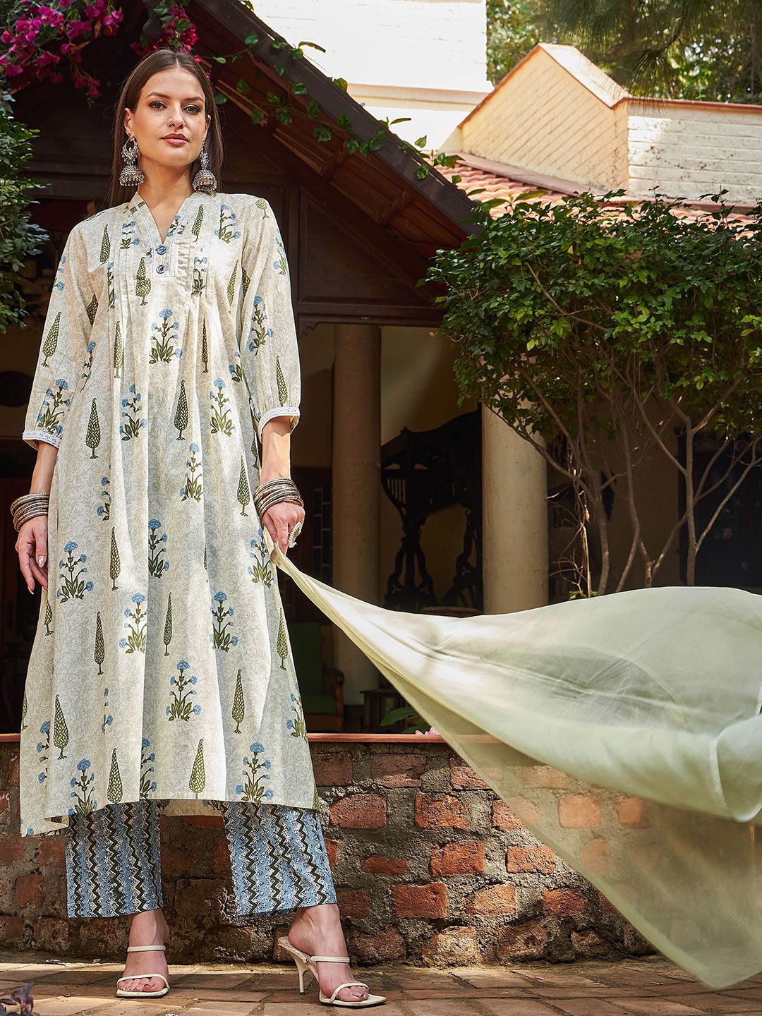 Shae by SASSAFRAS Floral Printed V-Neck Empire Pure Cotton Kurta With Trousers & Dupatta