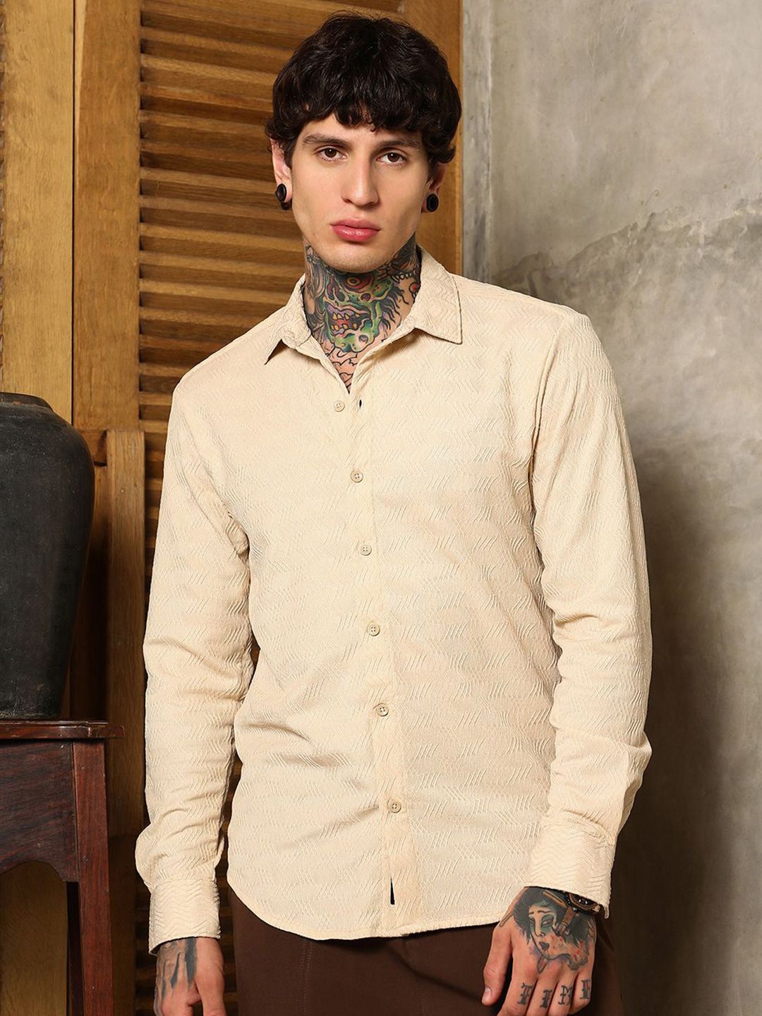 Campus Sutra Men Comfort Fit Textured Spread Collar Cotton Casual Shirt-picture-40