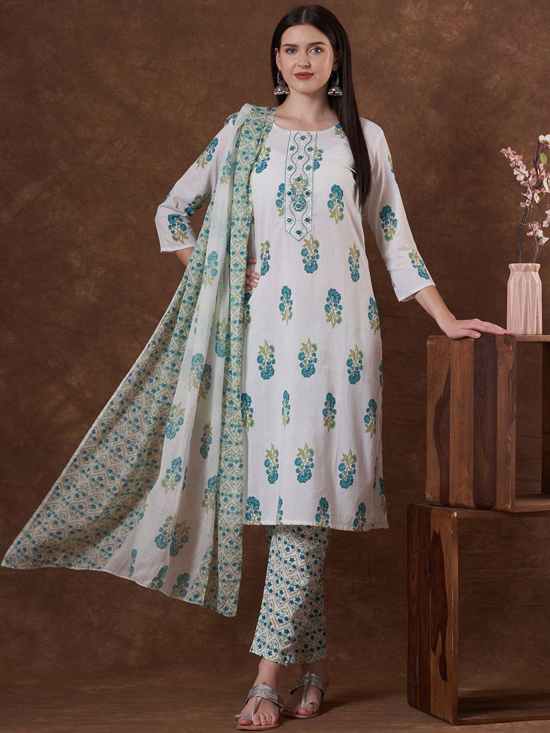 FASHOR Women Foral Printed Round Neck Kurta With Trousers & Dupatta Sets
