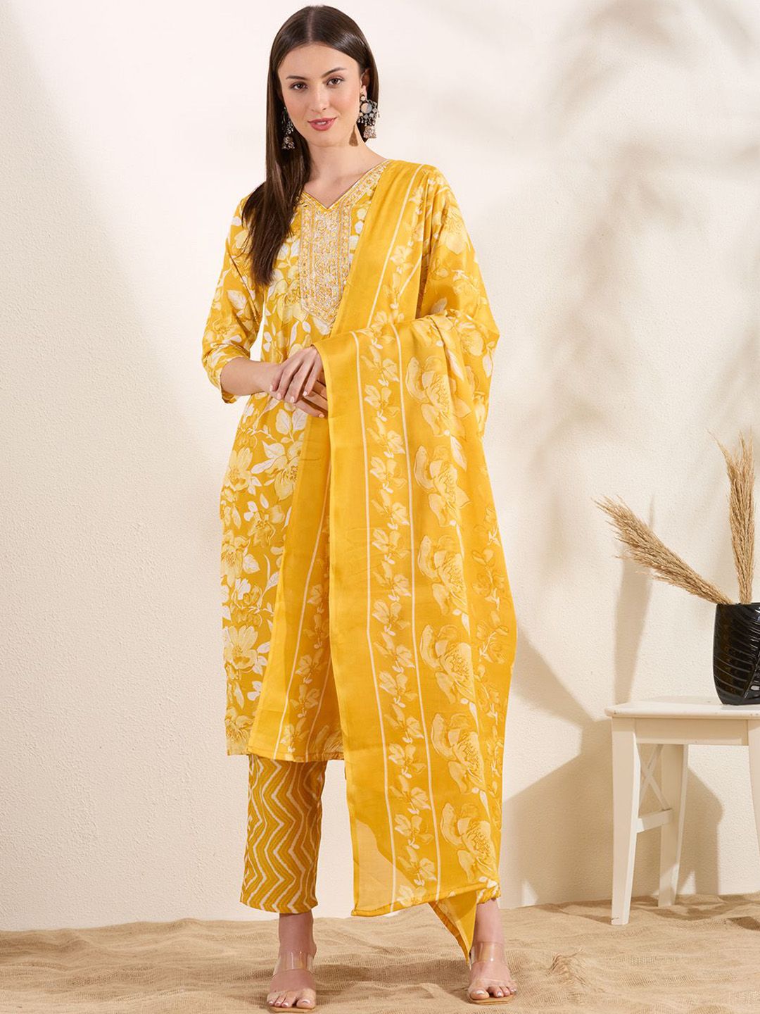 FASHOR Women Floral Printed Embellished Straight Kurta Sets