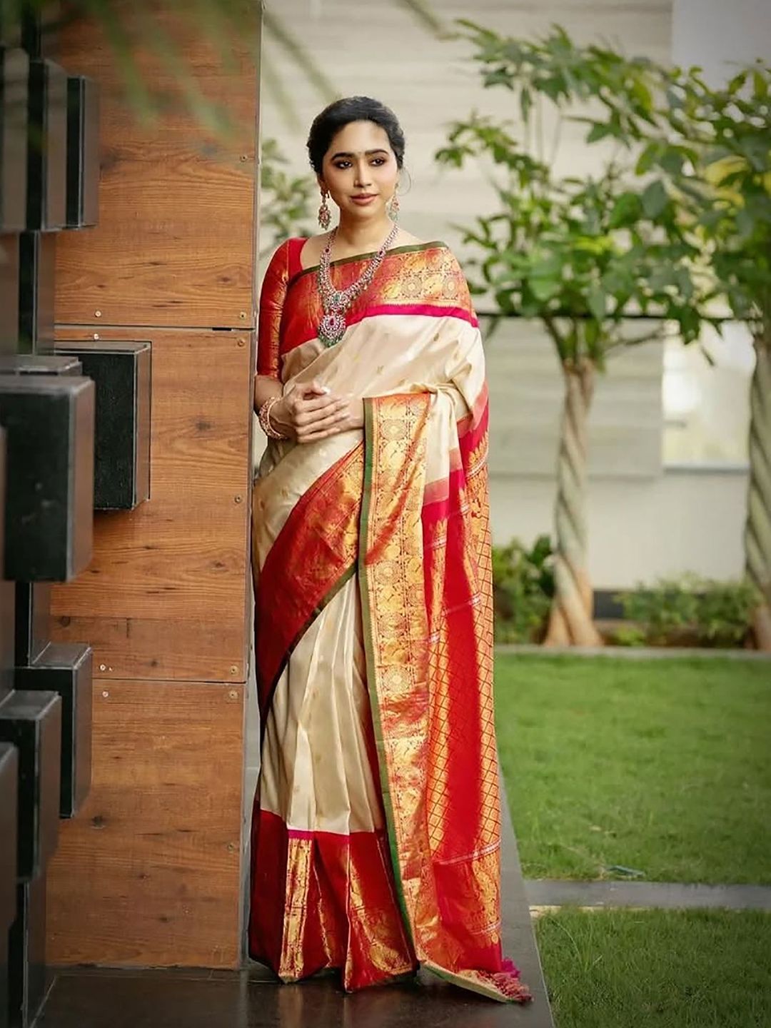 Mitera Ethnic Motifs Woven Design Zari Saree-picture-18
