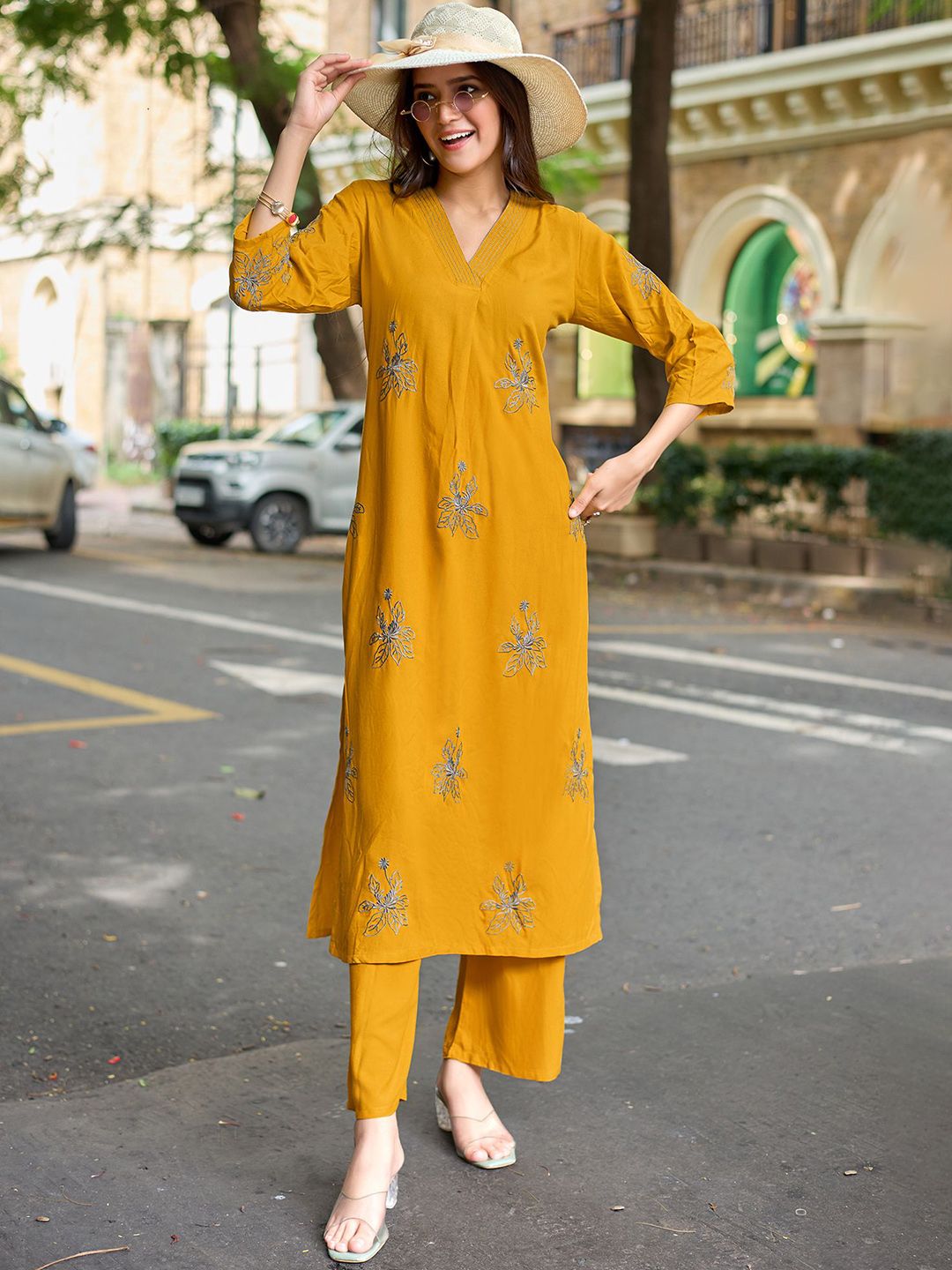 MITTOO Women Floral Embroidered Kurti with Trousers