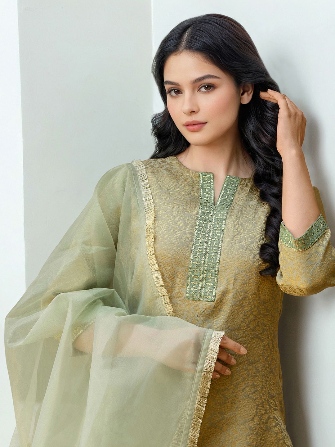 SKYLEE Women Woven Design Kurta with Trousers & Dupatta