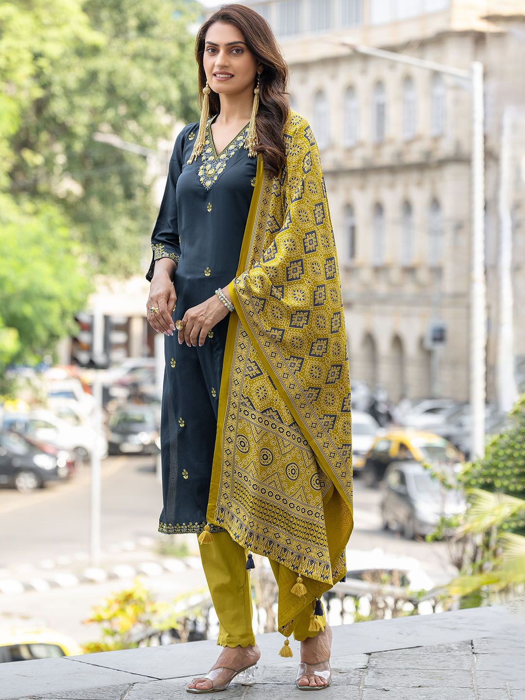 MITTOO Women Floral Embroidered Kurta with Trousers & Dupatta