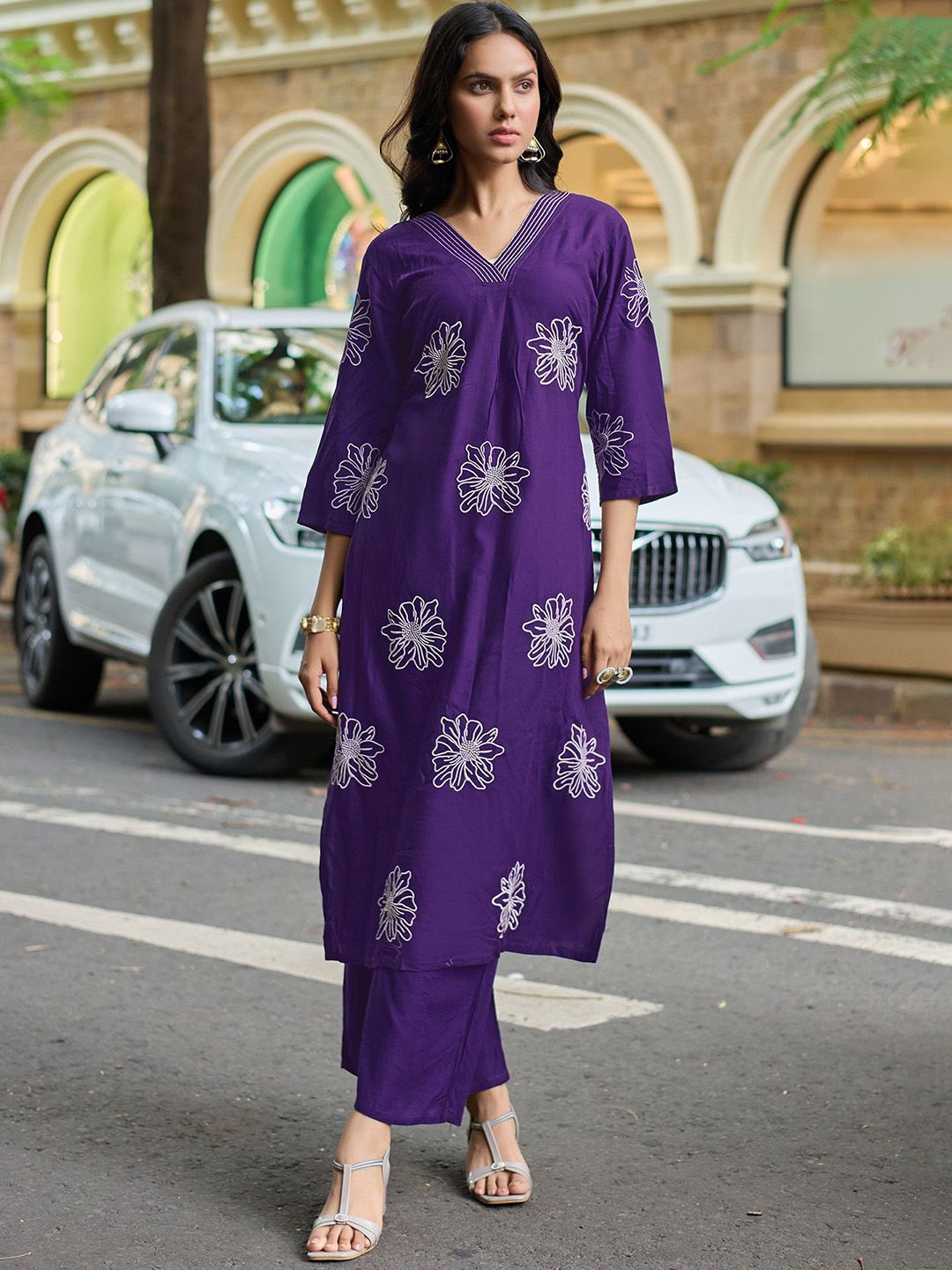 MITTOO Women Floral Embroidered Kurti with Palazzo