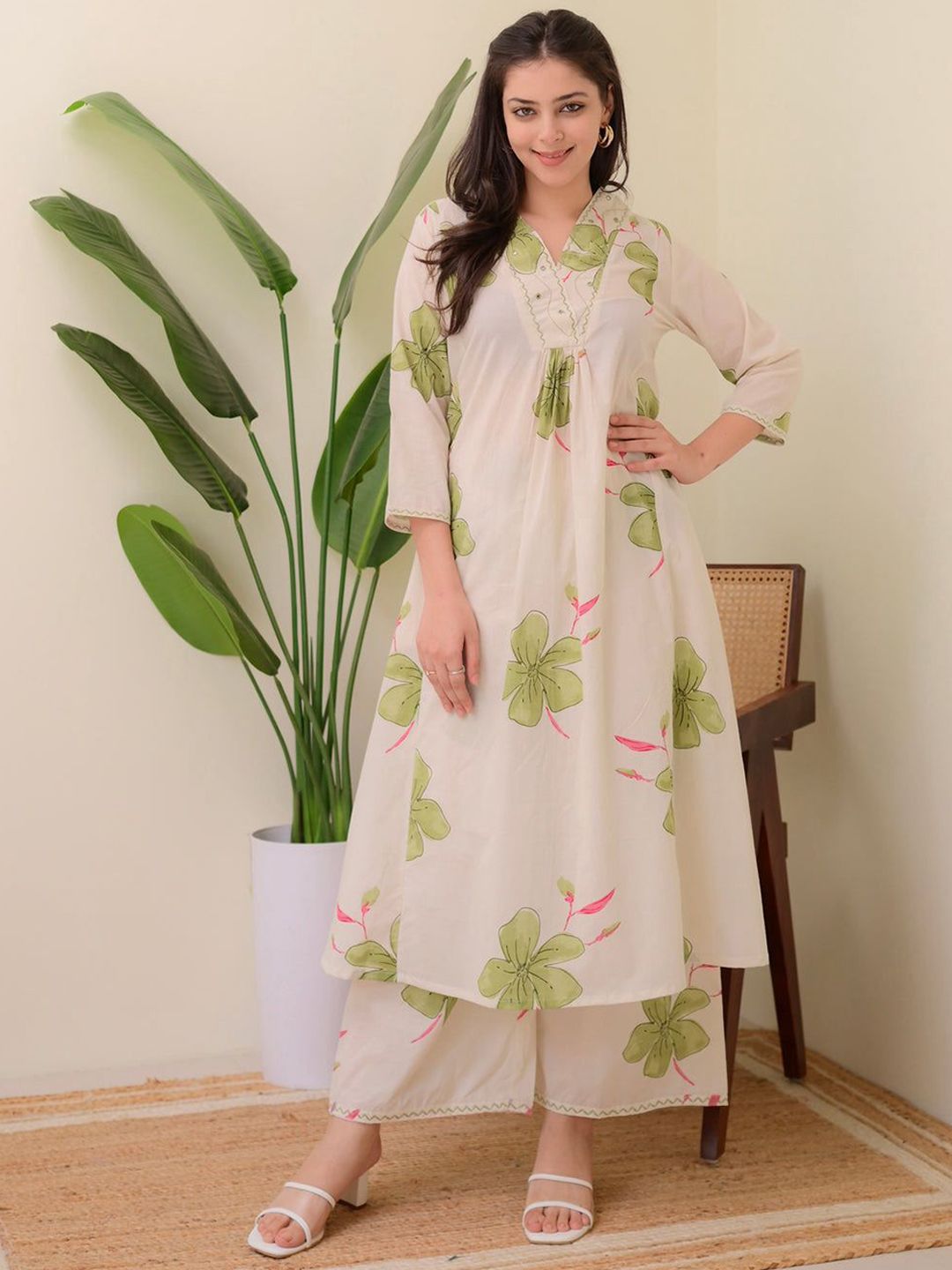 Art Avenue Women Paisley Printed Regular Kurta with Palazzos Kurta Sets