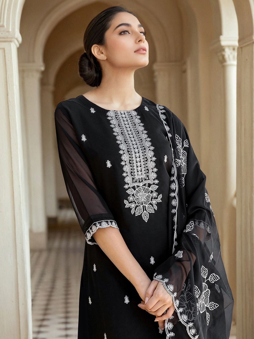 Skylee Pop Women Floral Embroidered Round Neck Thread Work Kurta with Trousers & Dupatta