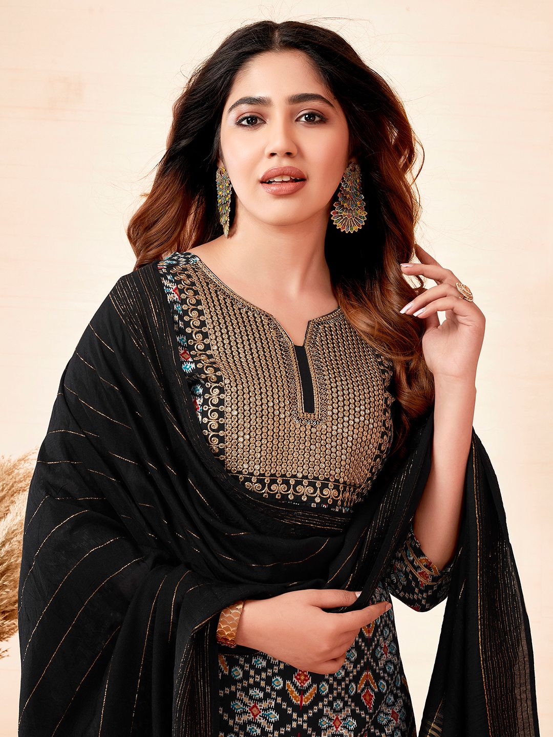 Skylee Pop Women Geometric Printed Kurta with Trousers & Dupatta