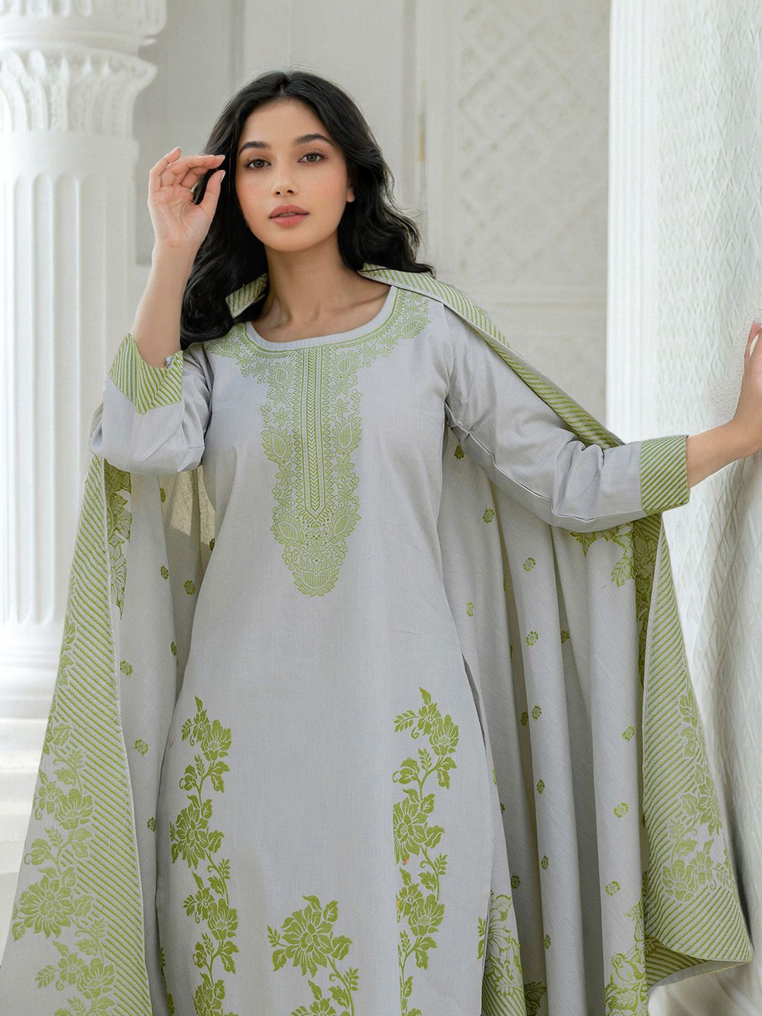 Skylee Pop Women Floral Regular Kurta with Trousers & Dupatta