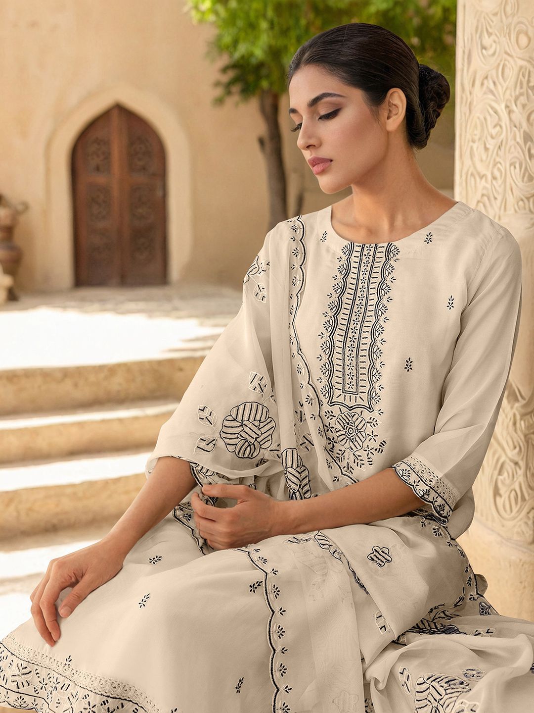 Skylee Pop Women Embroidered Straight Kurta Trousers With Dupatta