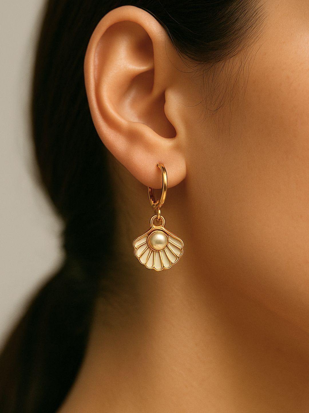 Tipsy closet Women Gold-Plated Shell Shaped Contemporary Hoop Earrings-picture-15