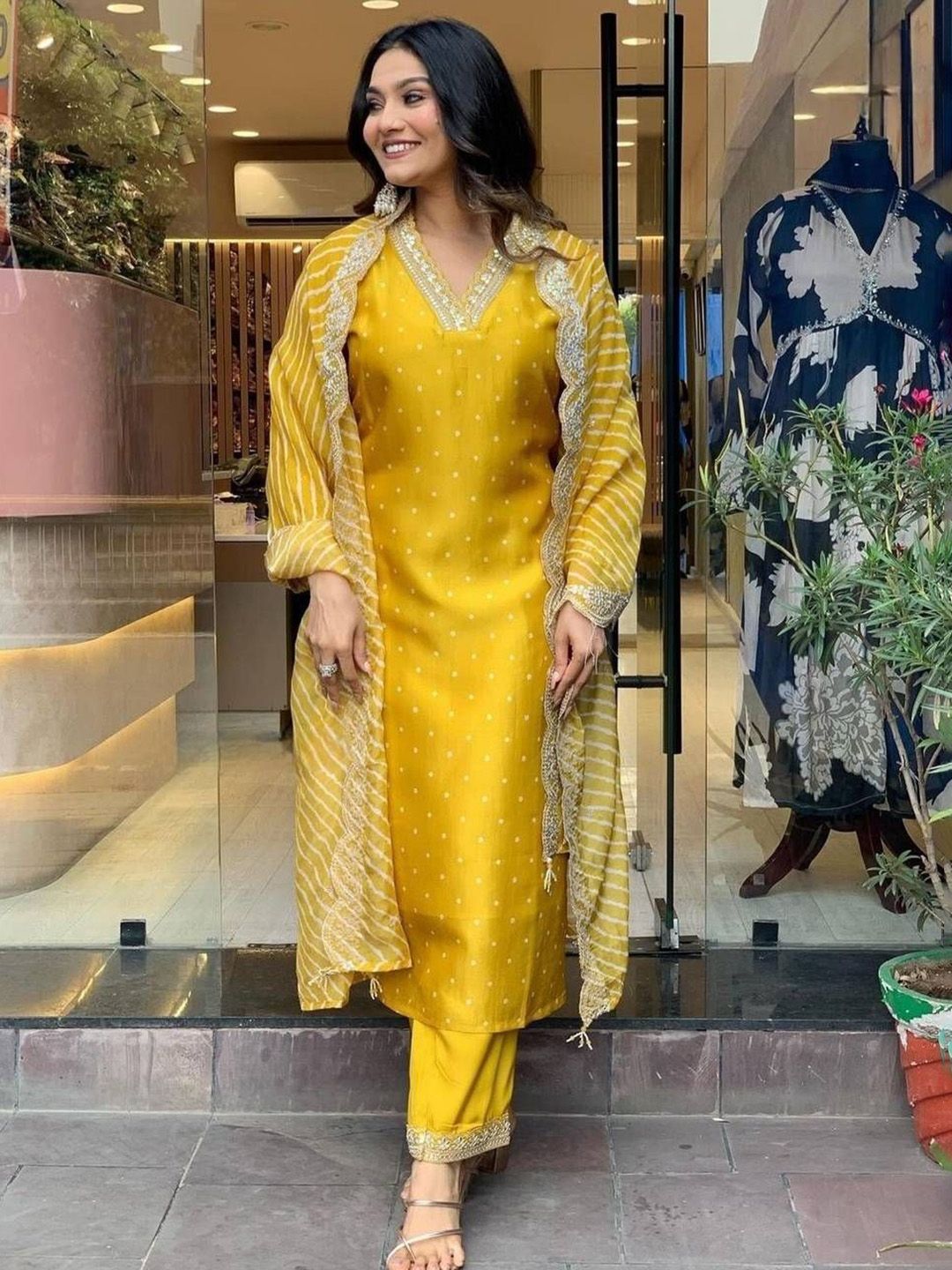 JDS LIFESTYLE Women Floral Regular Thread Work Kurta with Trousers & With Dupatta