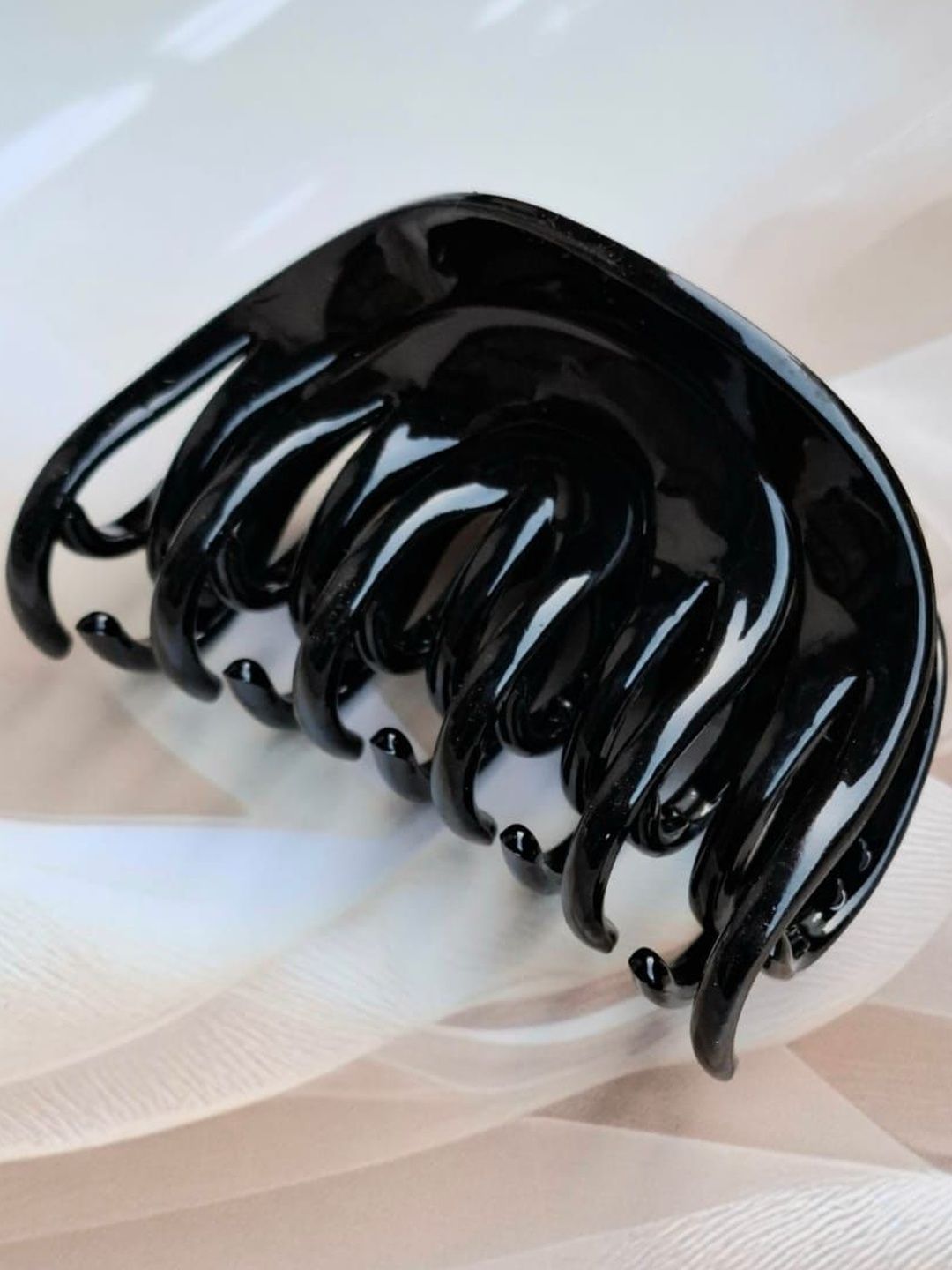 DIVASTRI Women Black Criss Cross Hair Claw Clip-picture-1