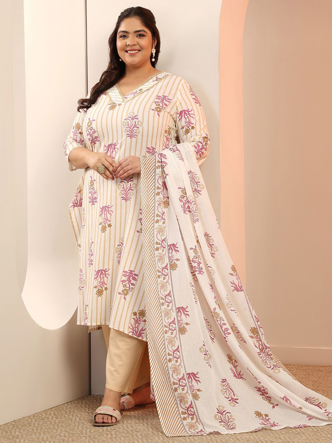 EXTRA LOVE BY LIBAS Women Plus Size Floral Printed Kurta with Palazzos & Dupatta
