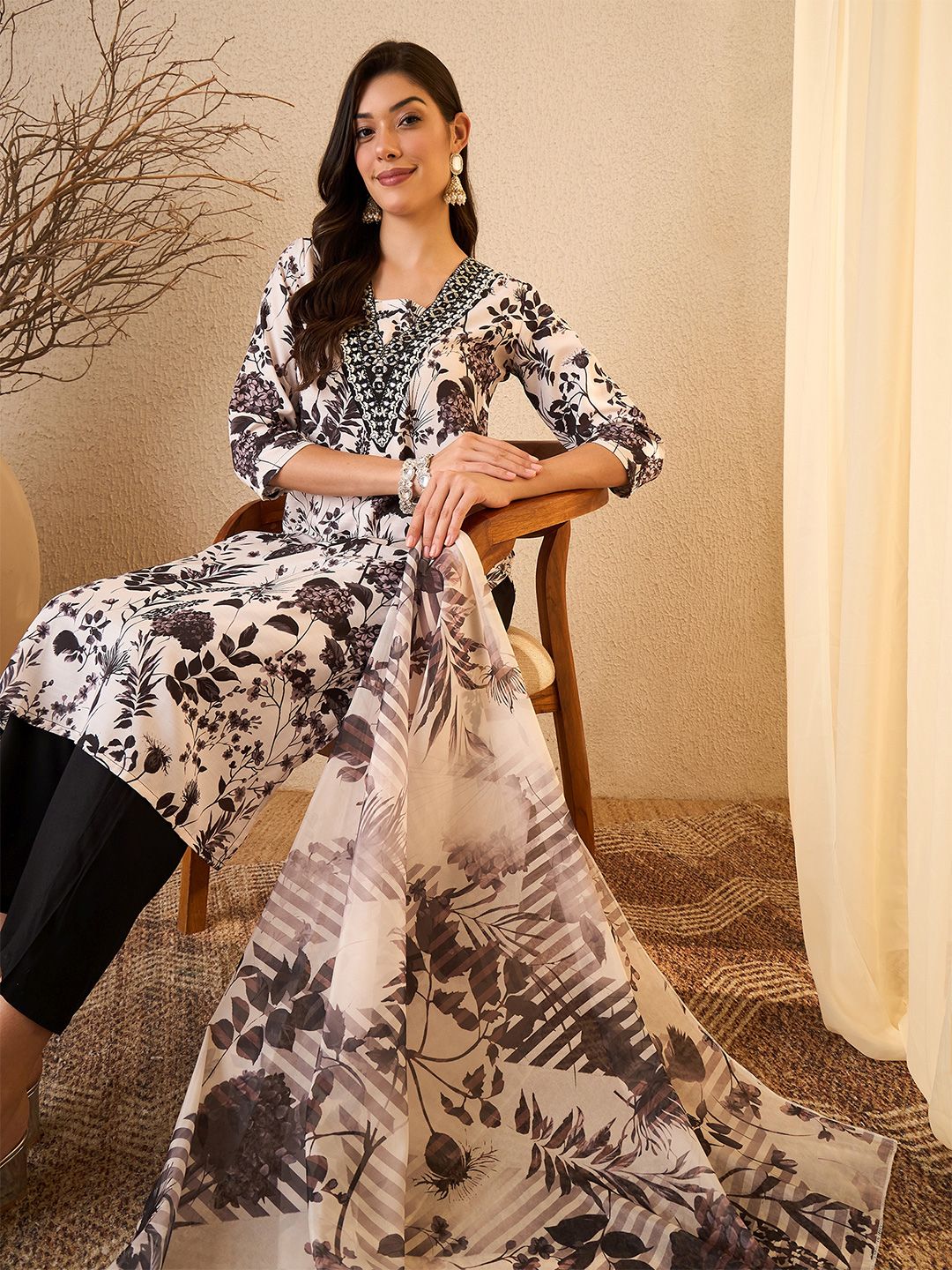 Royal Export Women Floral Printed Kurta with Trousers & Dupatta