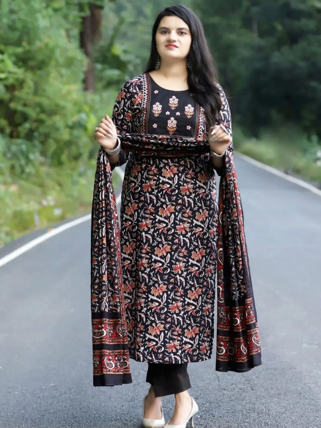 YUSRA Floral Printed Round Neck Straight Kurta With Trousers & Dupatta
