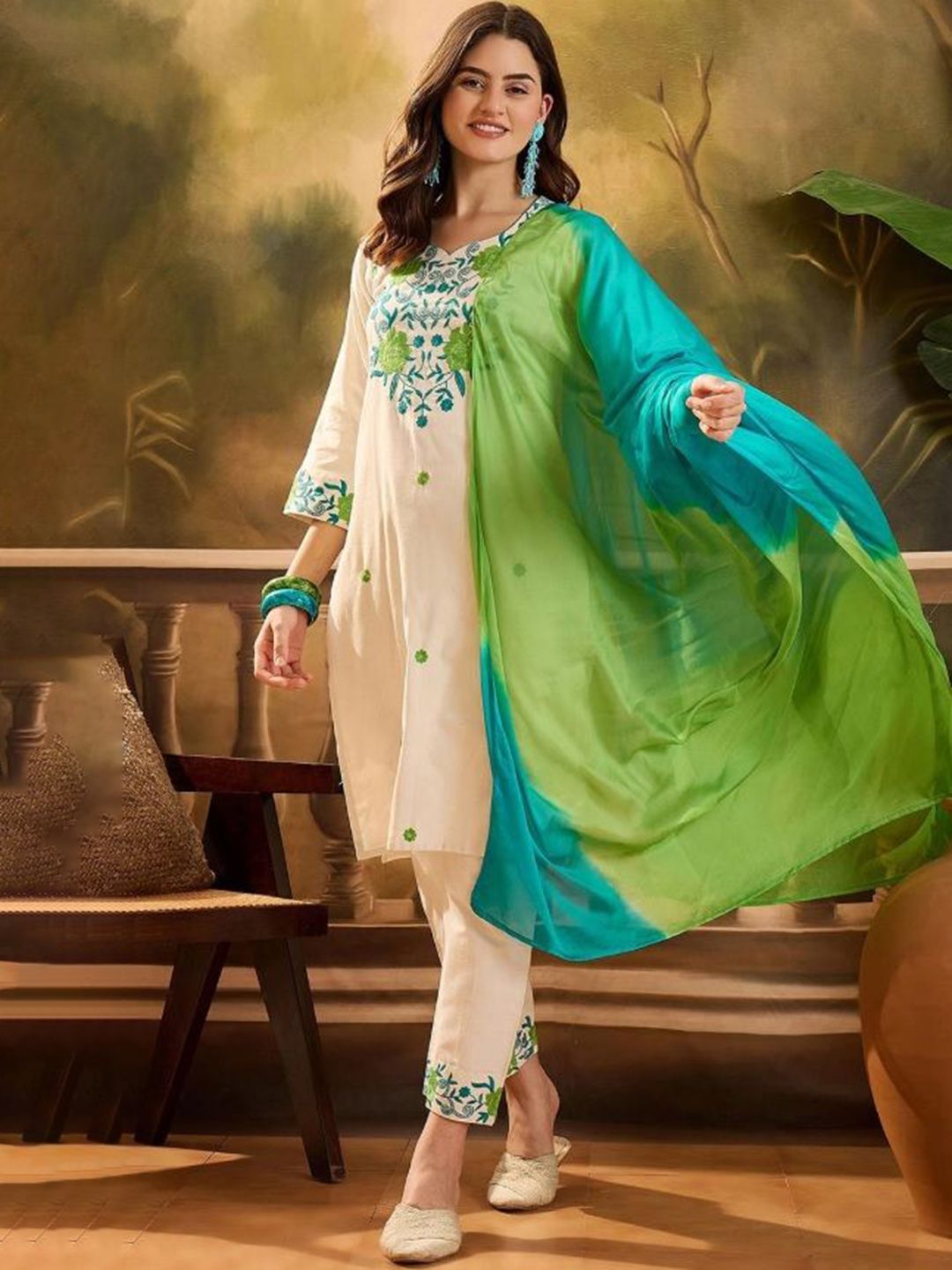 DIVASTRI Women Floral Embroidered Regular Thread Work Kurti with Trousers & Dupatta