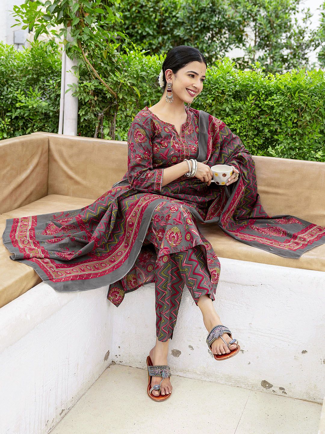 SKYLEE Women Floral Printed Kurta with Trousers & Dupatta