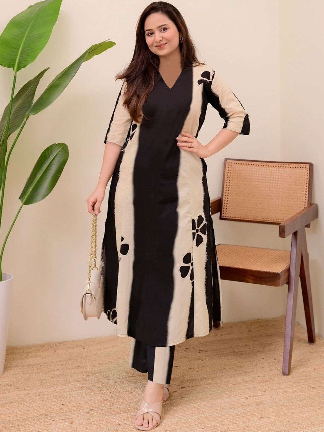 Aaghnya Women Printed Viscose Rayon Kurta Sets