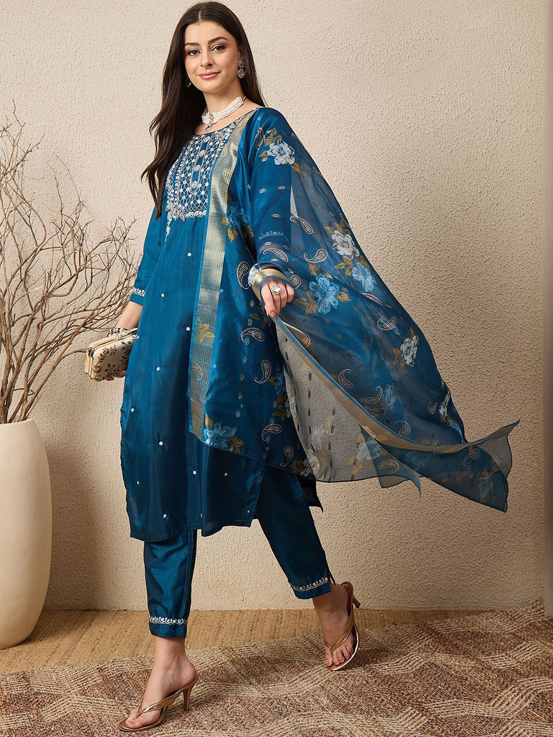 VredeVogel Women Floral Embroidered Straight Kurta & Trousers With Dupatta