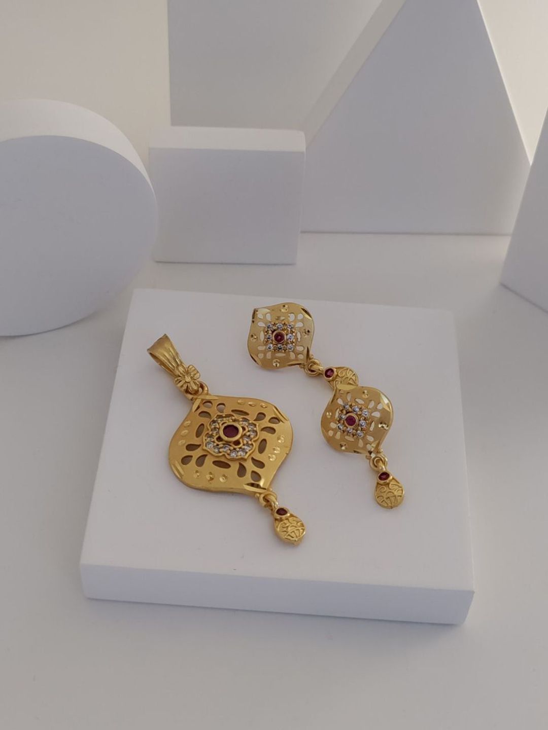 V.K.PAYAL.JEWELLERY Gold-Plated Artificial Stones Studded Pendant & Earrings-picture-32