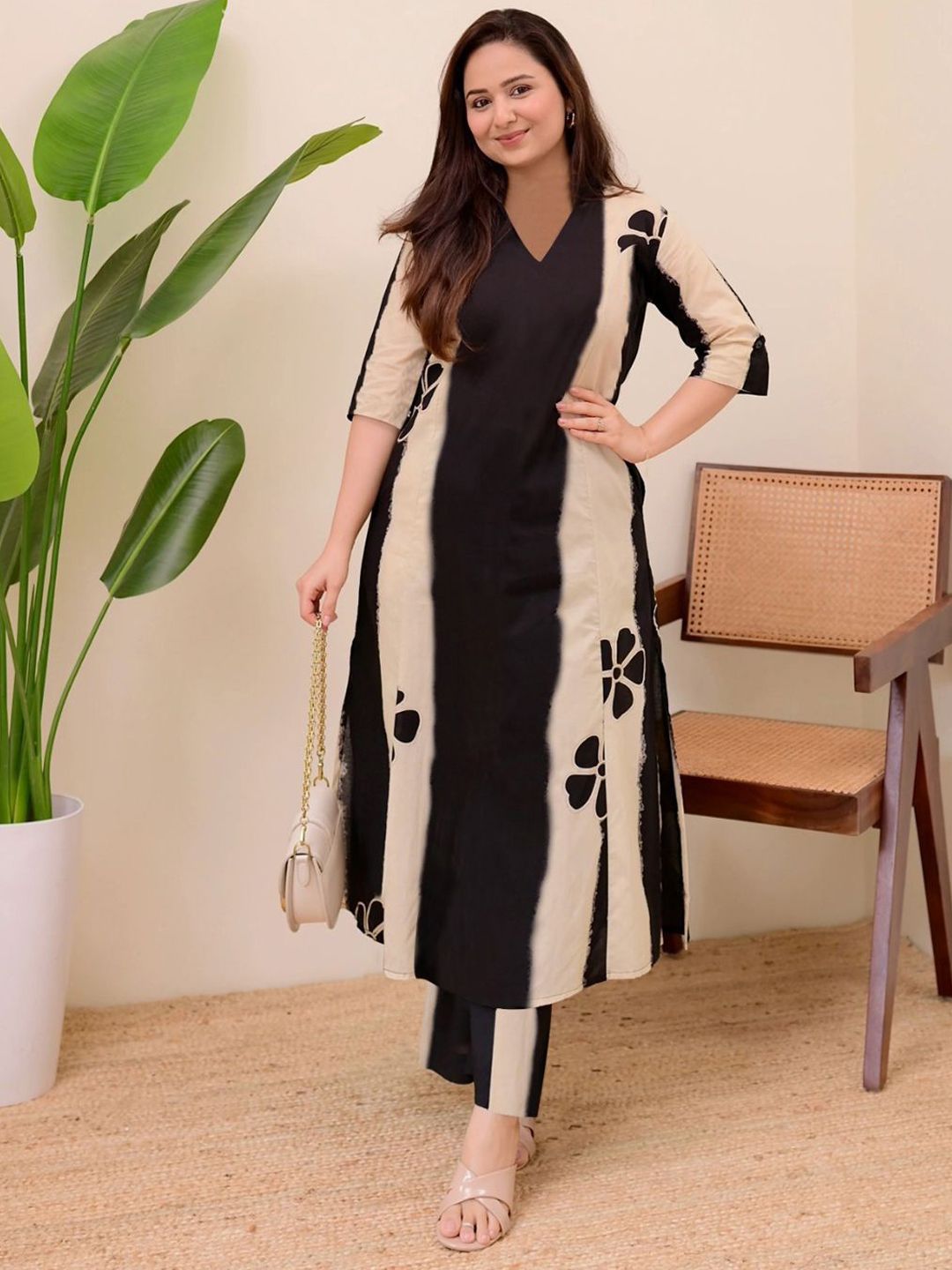 Anni Designer Plus Size Floral Printed V-Neck Straight Kurta With Palazzos-picture-27