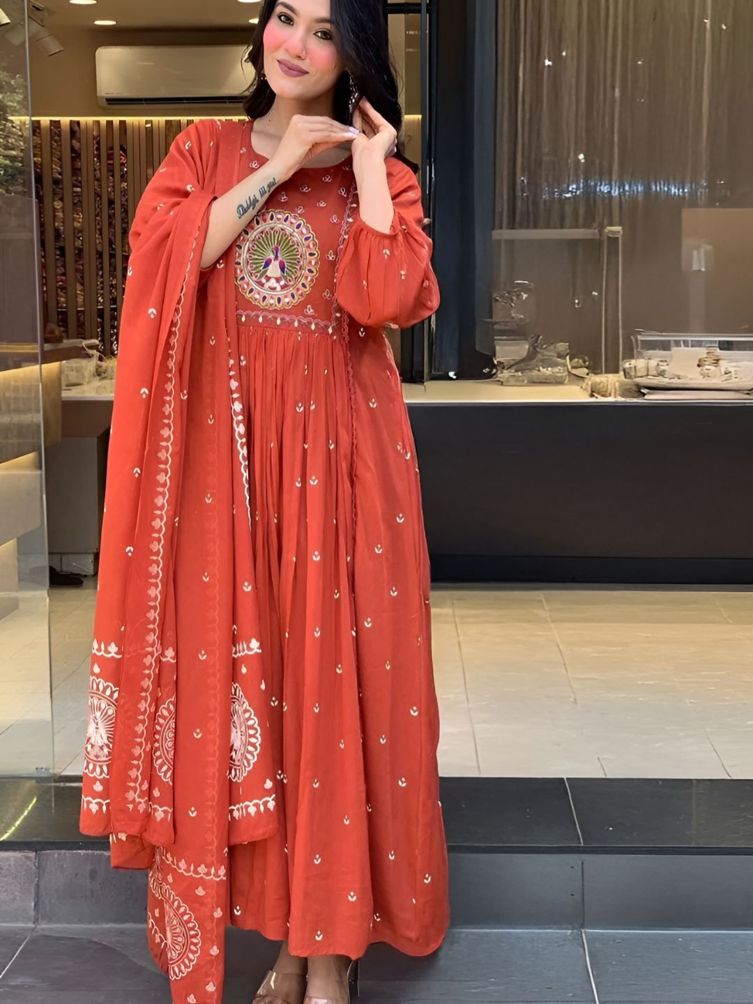 Heavenly Attire Women Ethnic Motifs Embroidered Empire Thread Work Kurta Set with Dupatta-picture-23