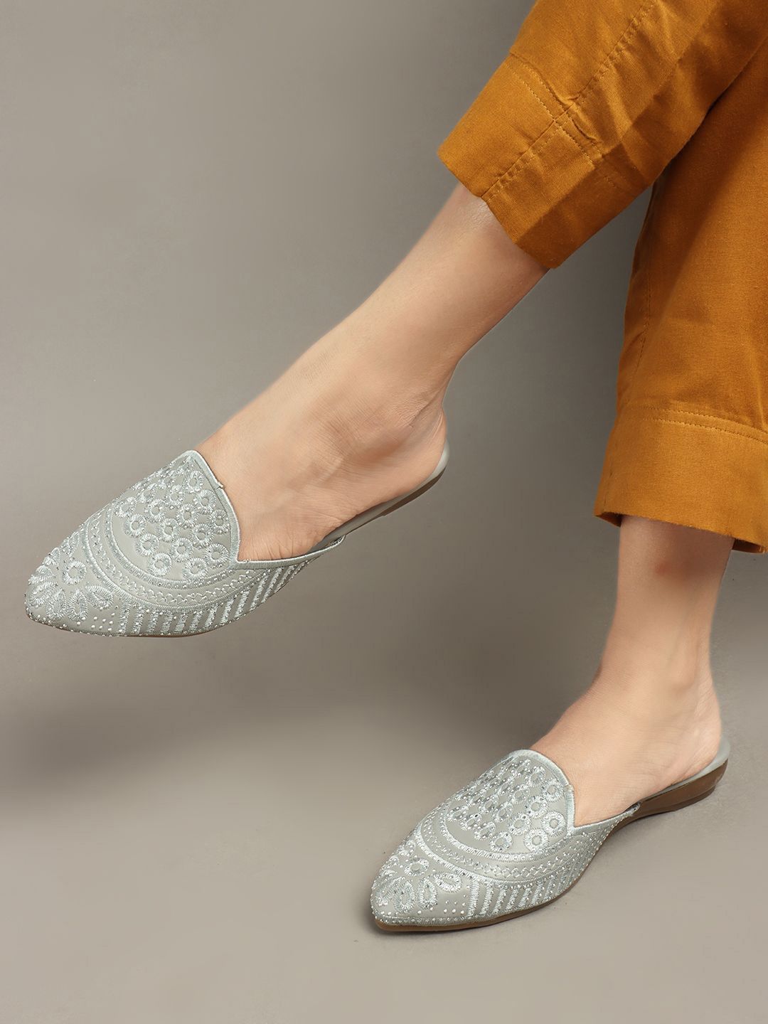 FLYING&SAM Women Embellished Ethnic Mojaris Flats-picture-39