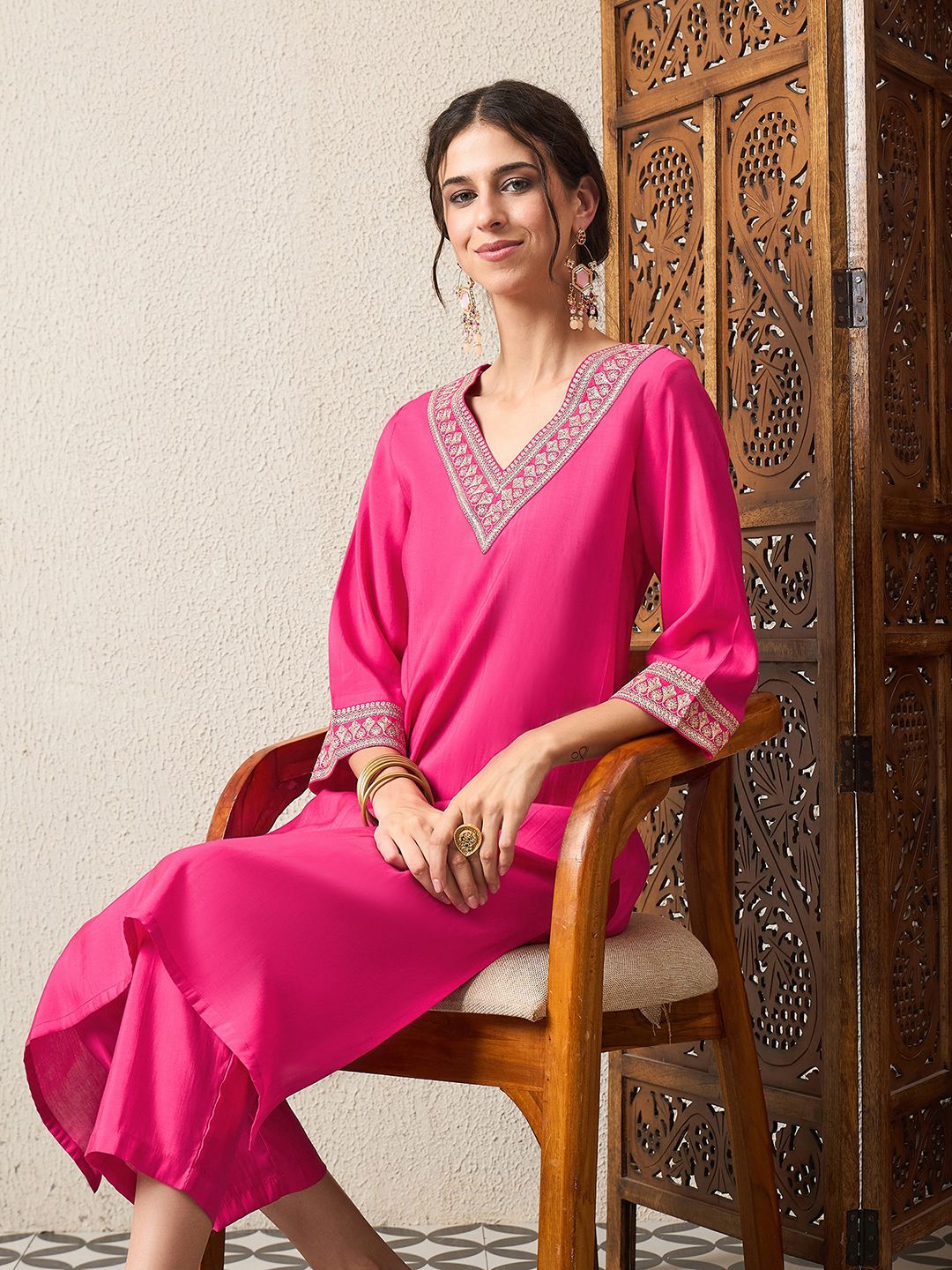 House of Pataudi Women Floral Embroidered V-Neck Kurta with Trousers-picture-35