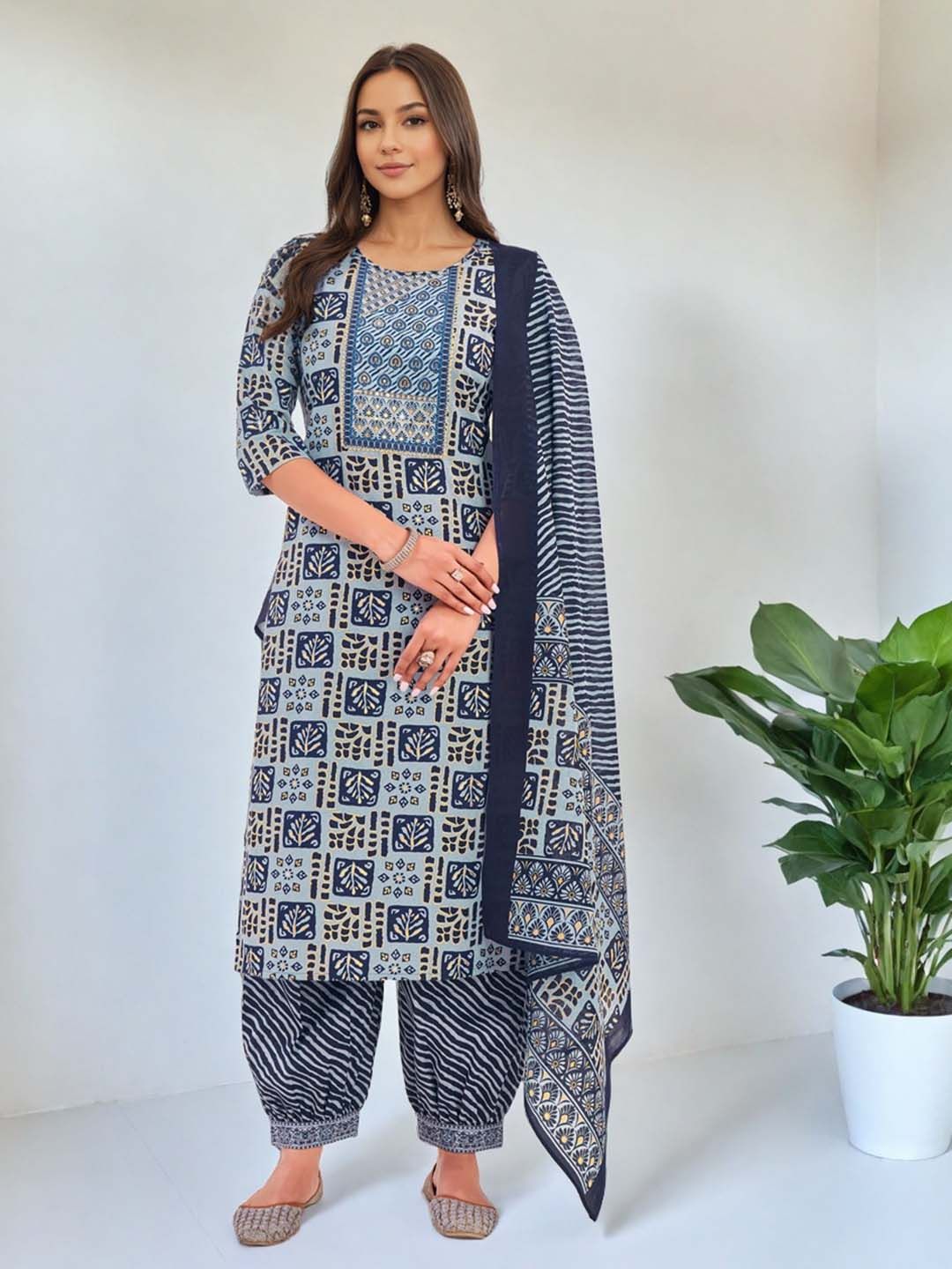 SZN Geometric Printed Gotta Patti Straight Kurta With Salwar & Dupatta