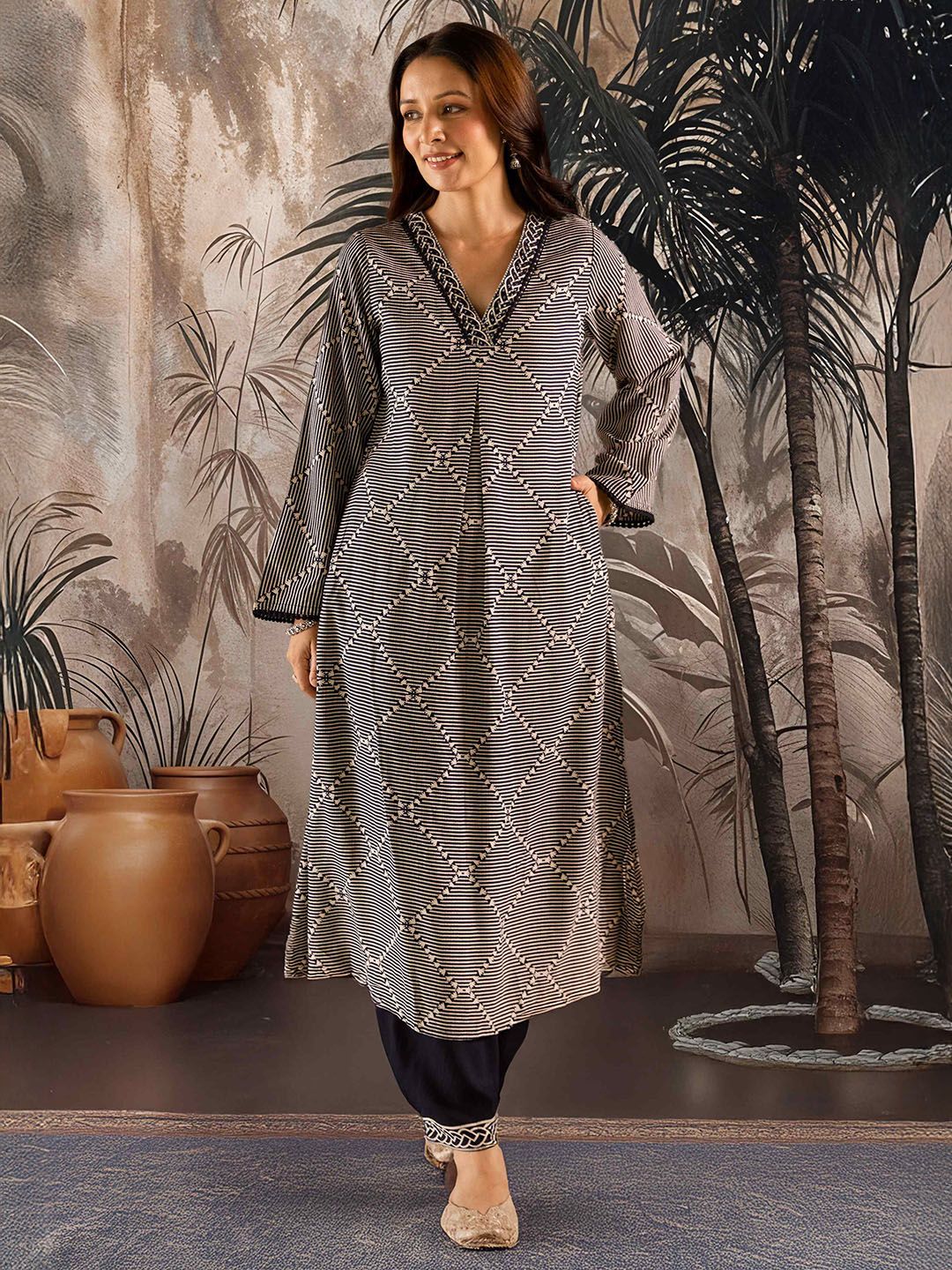 Sangria Geometric Self Design V-Neck Thread Work Kurta With Palazzo