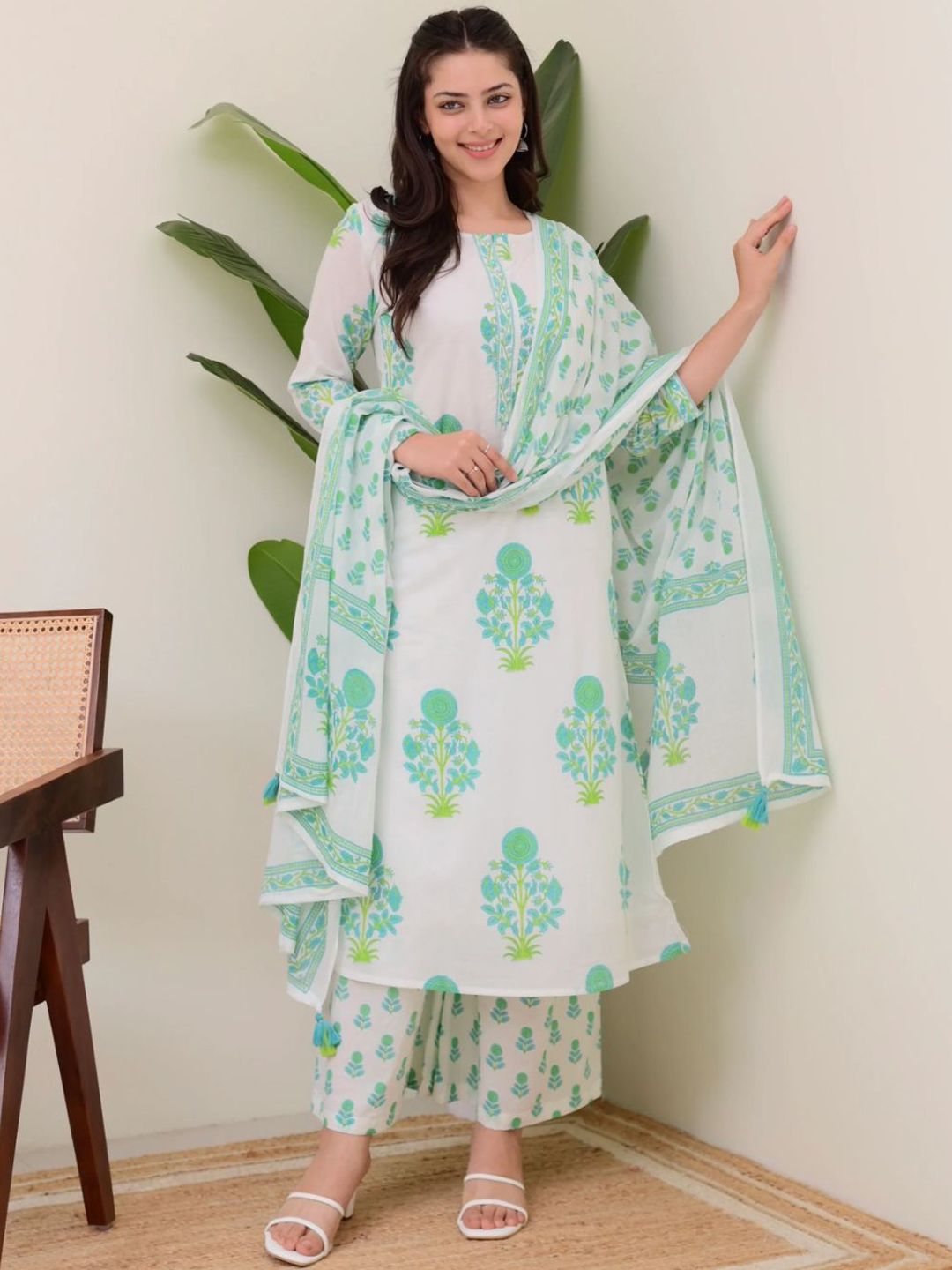 PMD Fashion Floral Printed Boat Neck Straight Kurta With Trousers And Dupatta