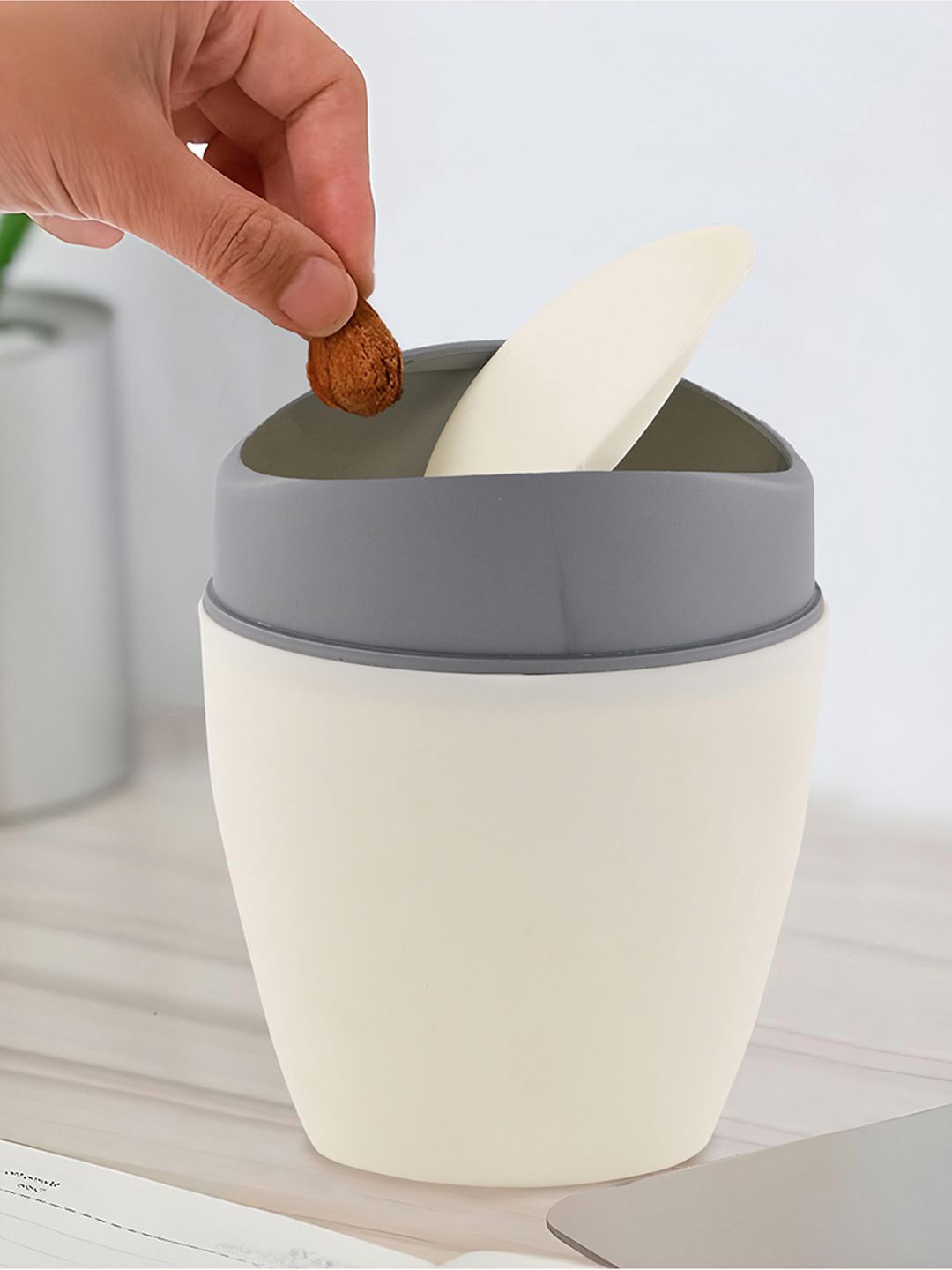 Kuber Industries White Table Mini Dustbin2.5L