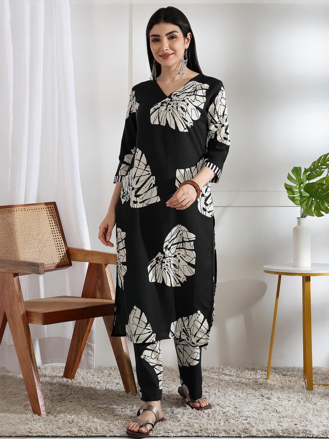 Moda Rapido Women Black Viscose Rayon Kurta Sets