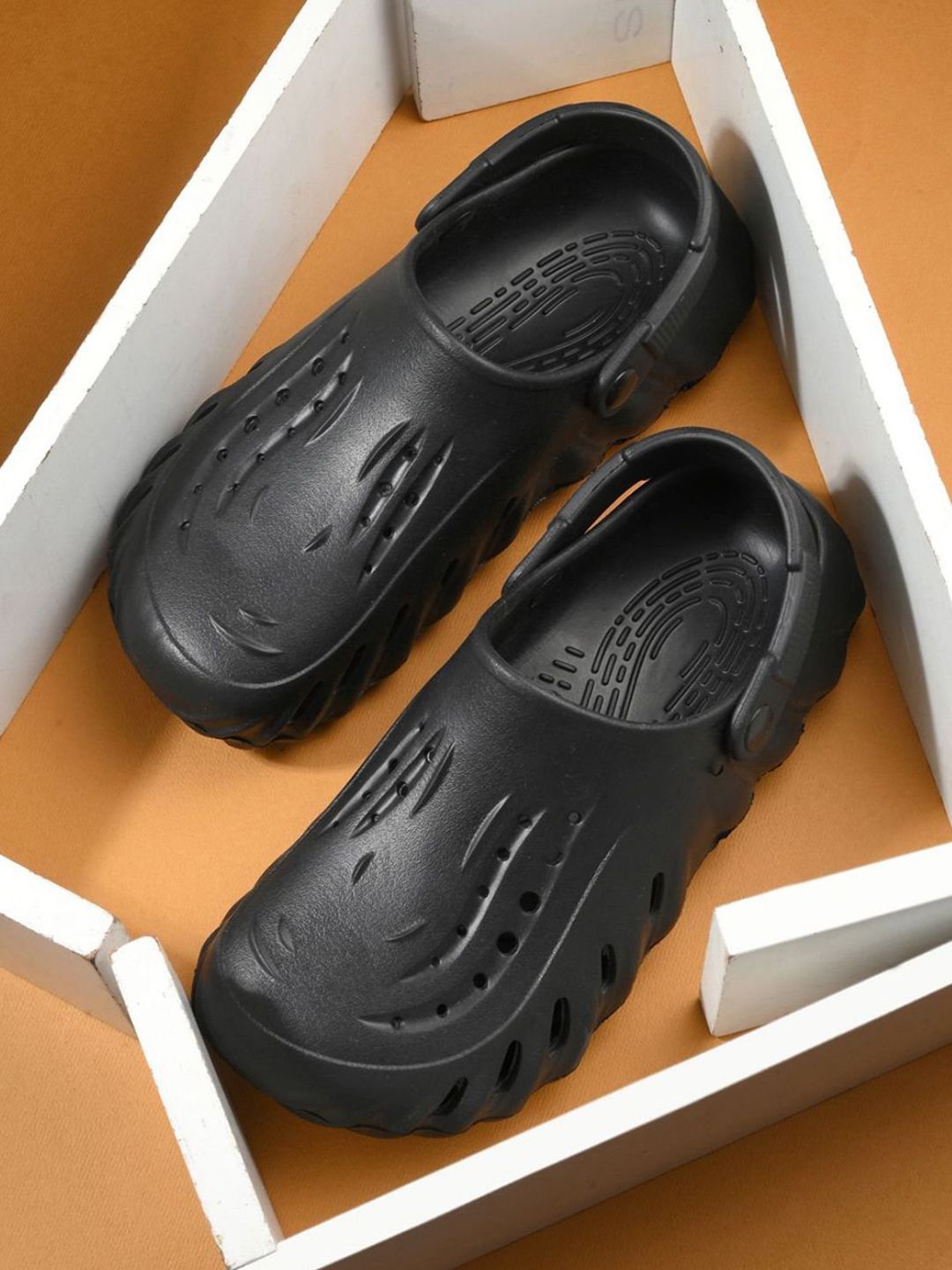 Deflow Men Self Design Clogs-picture-58