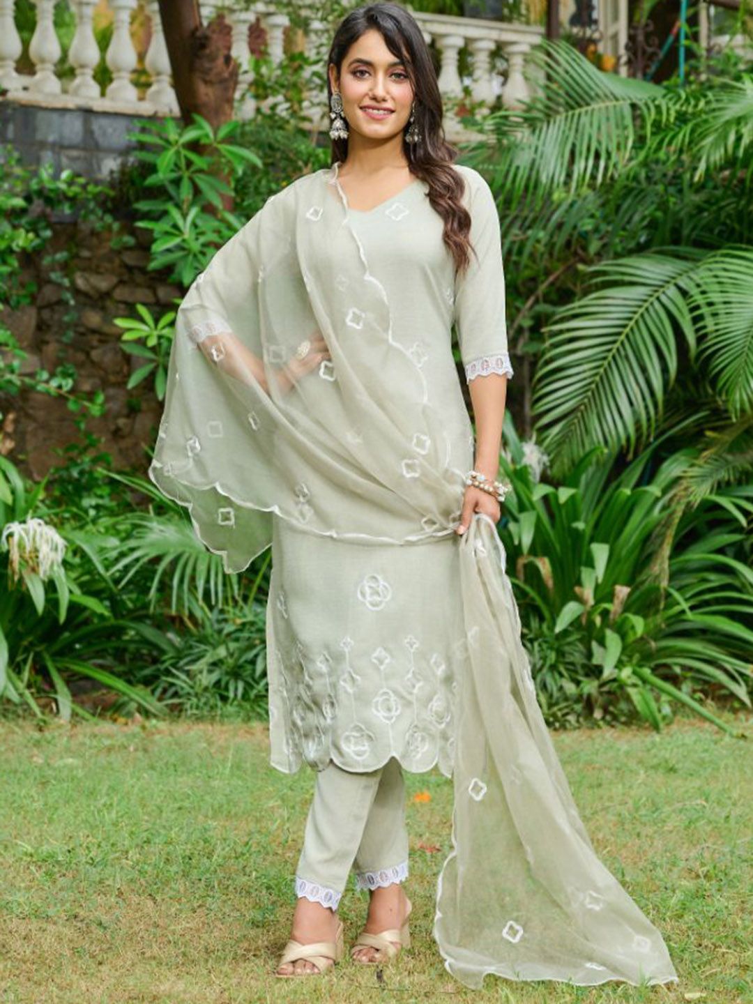 DISHWA FASHION Women Floral Printed Kurta Set With Trouser & Dupatta