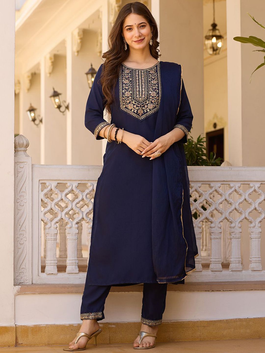Brand Hill Women Floral Embroidered Regular Thread Work Kurta with Trousers & With Dupatta