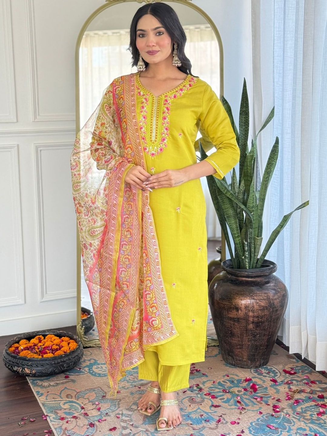 Brand Hill Women Floral Embroidered Regular Thread Work Kurta with Trousers & Dupatta