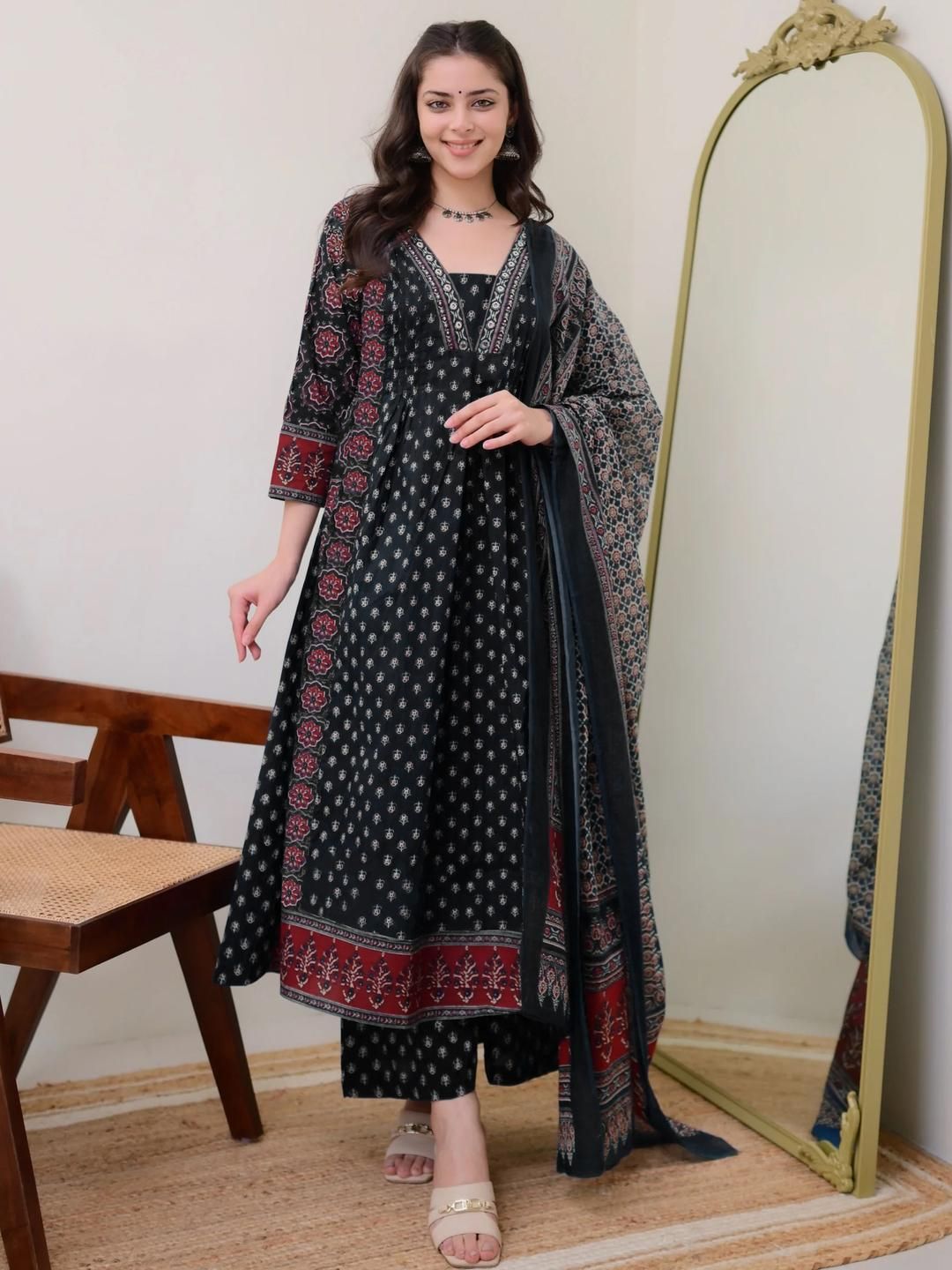 Aaghnya Women Black Viscose Rayon Kurta Sets