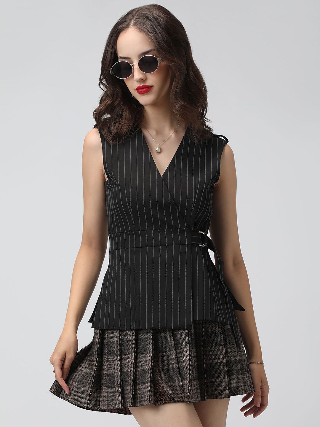 SHOWOFFFF Tailored-Fit Striped V-Neck Sleeveless Blazer